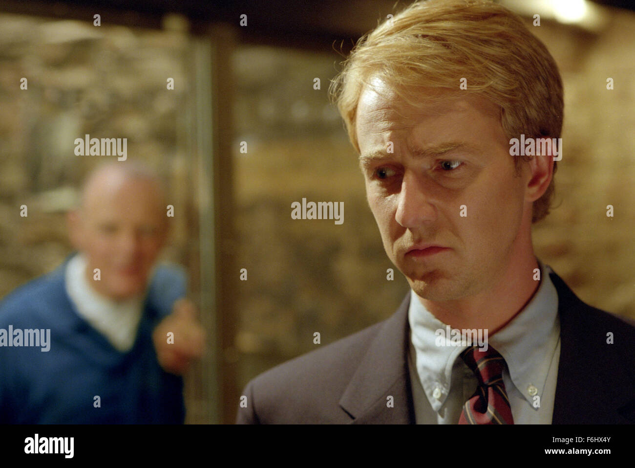 Aug 01, 2002 ; Hollywood, CA, USA ; Acteurs Anthony Hopkins comme le Dr Hannibal Lecter et EDWARD NORTON comme Will Graham dans le film 'Red Dragon.'. (Crédit Image : ) Banque D'Images