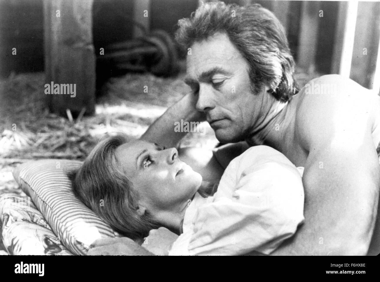 DATE DE SORTIE : Juillet 11, 1980 Titre de la vidéo : Comment battre le coût élevé de la vie STUDIO : Cinema 77 Réalisateur : Robert Scheerer PLOT : Oregon, 1980 : Jane, Elaine et Louise sont tous de ressentir les effets de l'inflation et ne peut pas se permettre, comme le titre l'indique, le coût élevé de la vie. Jane ne peut pas se permettre une gardienne ou se marier et si elle veut de l'intimité avec son petit ami, elle doit dormir dans la voiture sur la photo : RICHARD BENJAMIN comme Albert et Jessica Lange que Louise (crédit Image : cinéma Films 77 c/photos) Banque D'Images