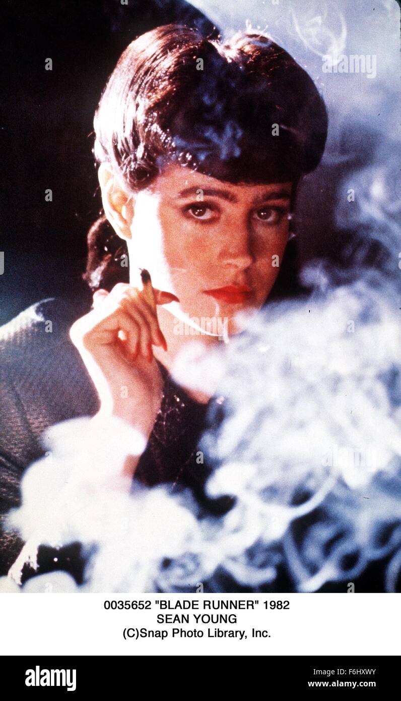DATE DE SORTIE : Juin 25, 1982 TITRE DE FILM : Blade Runner Réalisateur : Ridley Scott Studio : Warner Bros Pictures PLOT : Deckard, un blade runner, a pour retrouver et mettre fin à 4 réplicants qui ont détourné un navire dans l'espace et sont retournés à la terre à la recherche de leur bouilloire présenté : SEAN YOUNG comme Rachael (Image Crédit : c Warner Bros./photos) Banque D'Images