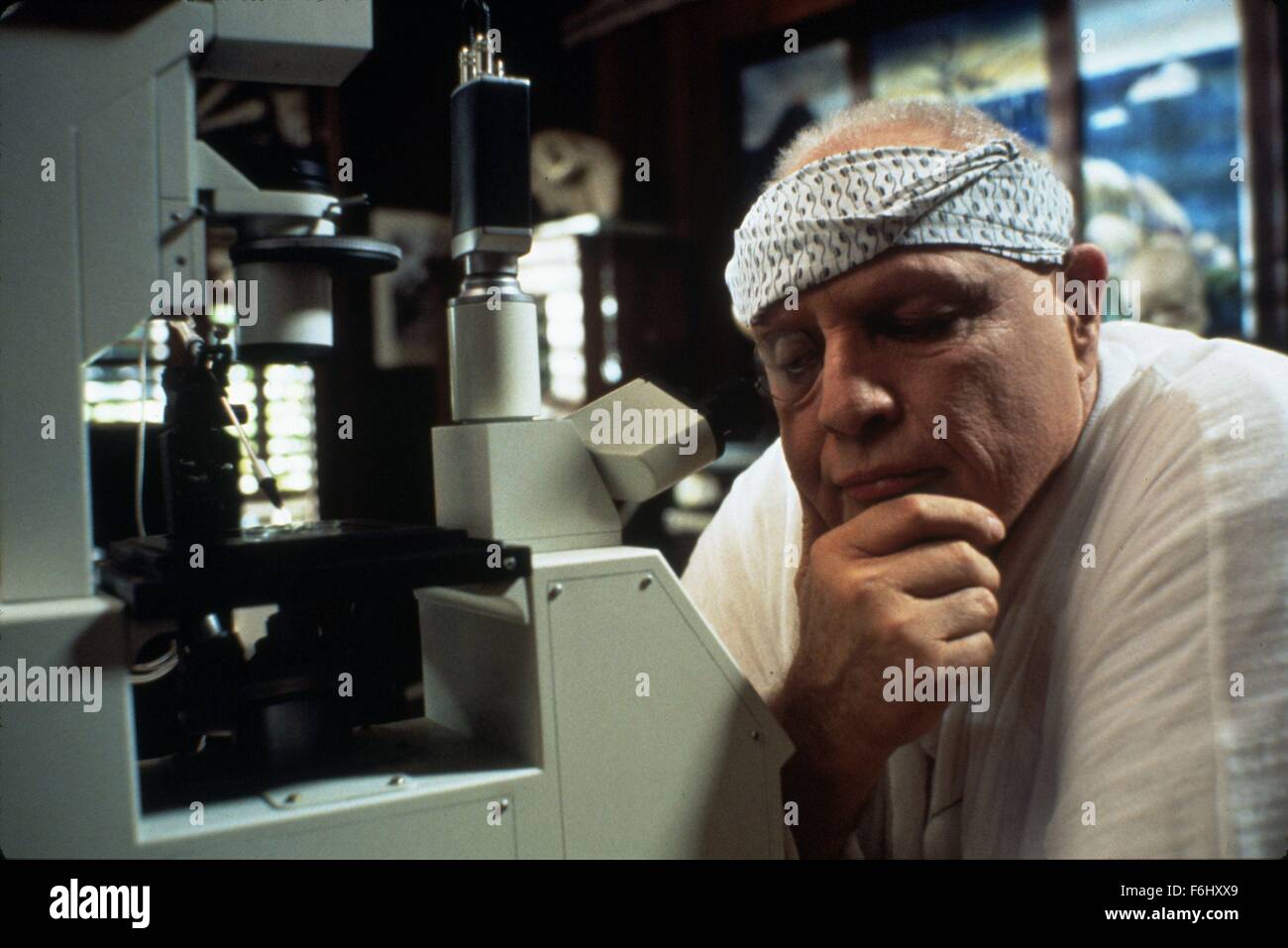 1996, le titre du film : ÎLE DE DR. MOREAU, Directeur : John Frankenheimer, Studio : NEW LINE, Photo : Marlon Brando, John Frankenheimer, horreur, mutants, SCI-FI. (Crédit Image : SNAP) Banque D'Images