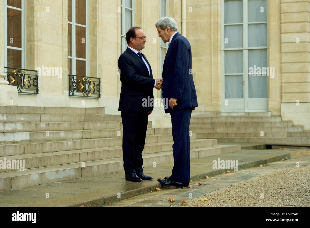 Paris, France. 17 novembre, 2015. Le secrétaire d'Etat américain John Kerry accueille le président français François Hollande à l'Elysée pour exprimer la solidarité de l'Amérique avec le peuple français à la suite des attentats perpétrés par des terroristes islamiques, 17 novembre 2015 à Paris, France. Banque D'Images