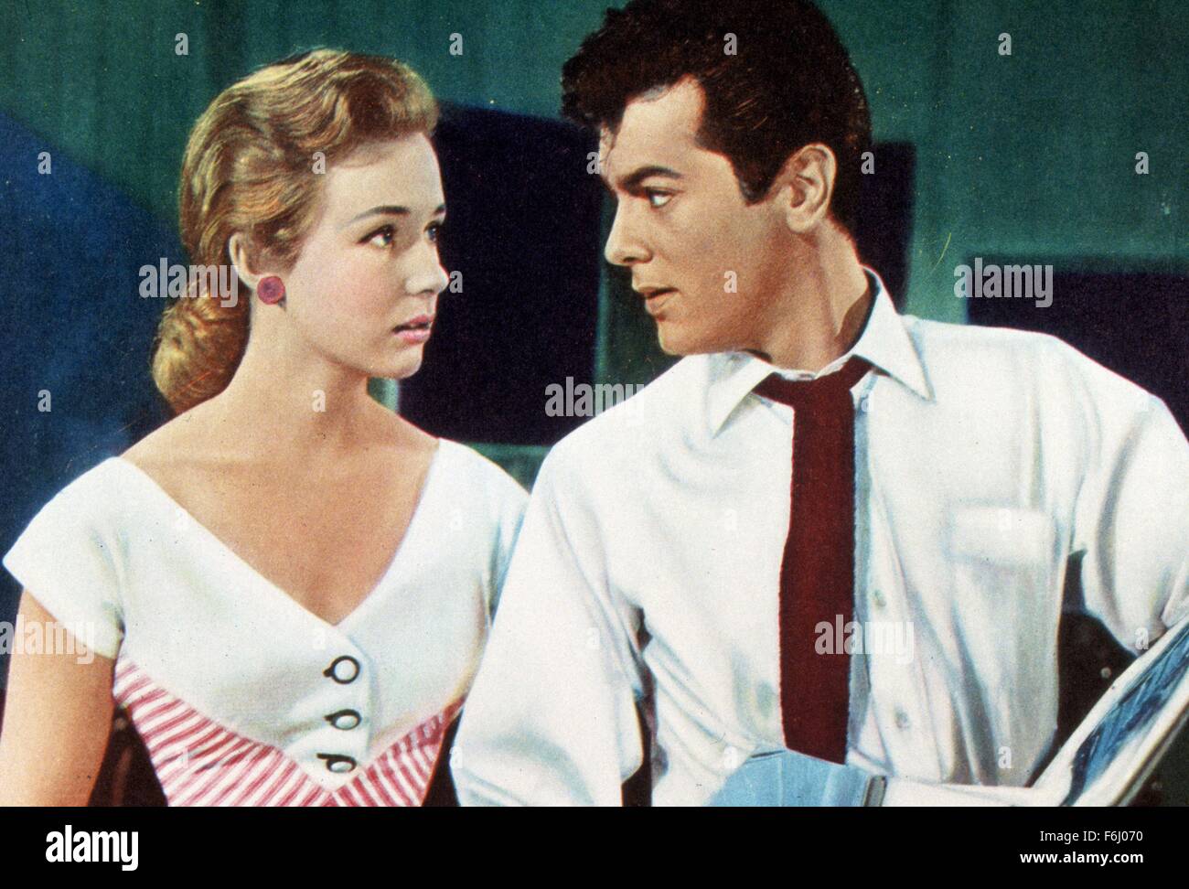 1954, le titre du film : JOHNNY DARK, Directeur : GEORGE SHERMAN, Studio : UNIV, Photo : TONY CURTIS, Piper Laurie. (Crédit Image : SNAP) Banque D'Images