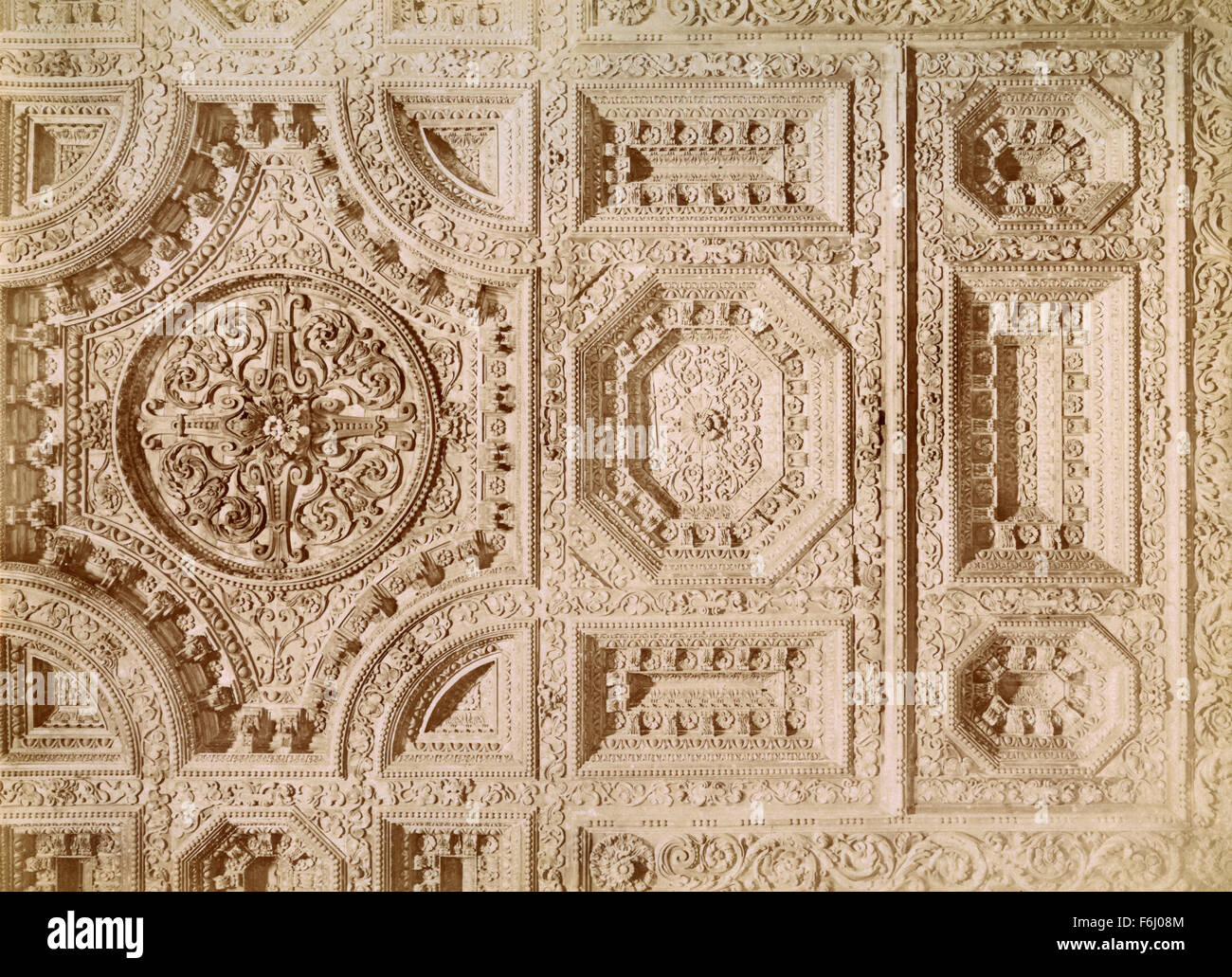Plafond en bois sculpté, l'église de Badia, Florence, Italie Banque D'Images