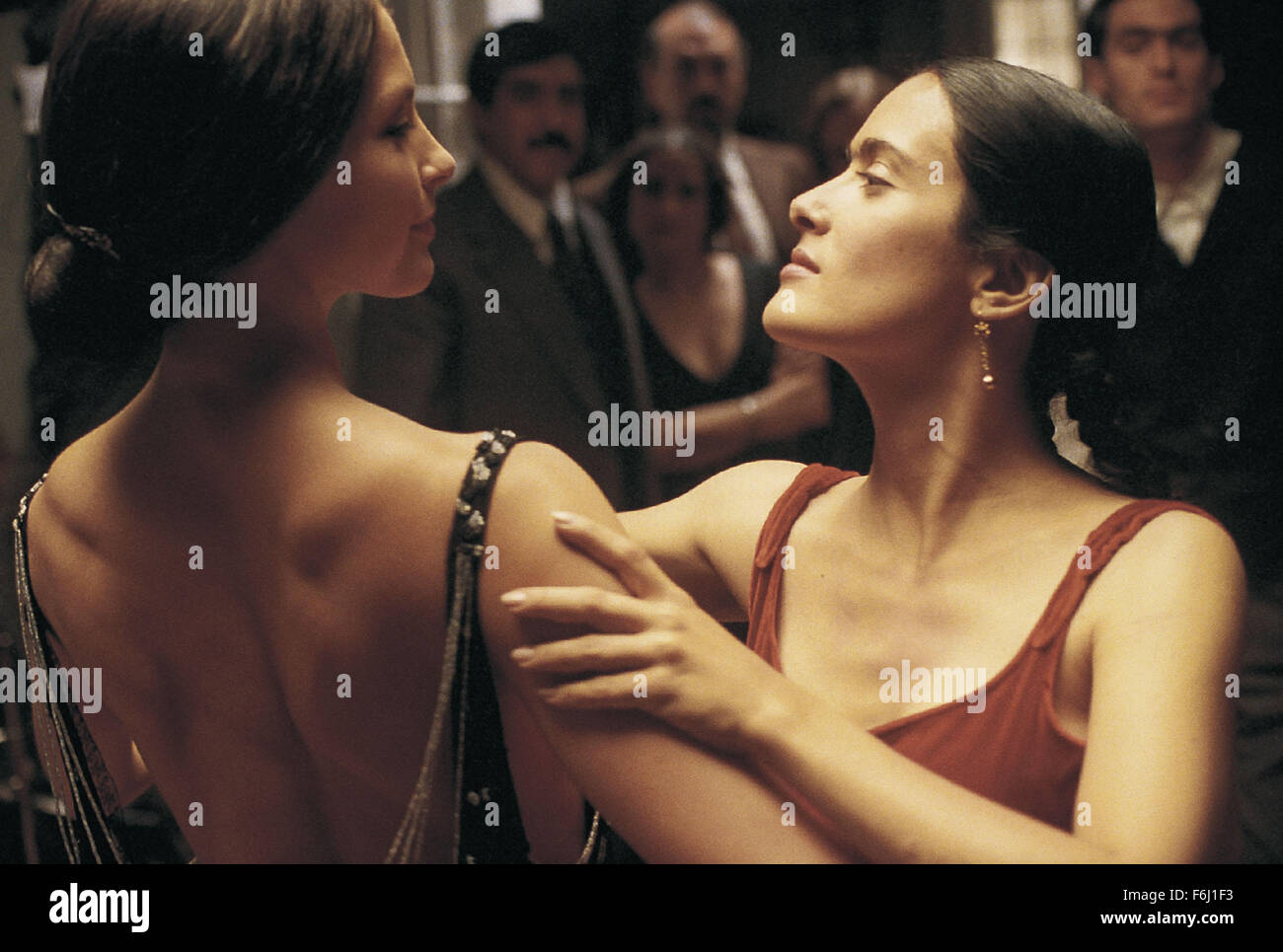 DATE DE SORTIE : 20 Novembre, 2002. Titre du film : Frida. STUDIO : Miramax Films. Résumé : Une biographie de l'artiste Frida Kahlo, qui ont canalisé la douleur d'une blessure invalidante et son mariage tumultueux dans son travail. Sur la photo : Salma Hayek et ASHLEY JUDD. Banque D'Images