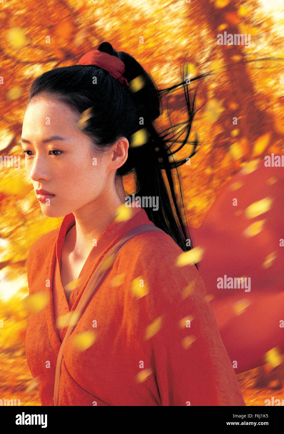 DATE DE SORTIE : 24 octobre 2002. Titre du film : Hero (Ying xiong). STUDIO : Beijing New Picture Film Co.. Résumé : Une série de Rashomon-comme la forme représente l'histoire de flashback d'un homme défait trois assassins qui ont cherché à tuer le plus puissant seigneur en Chine unifiée. Photo : Zhang Ziyi comme lune. Banque D'Images