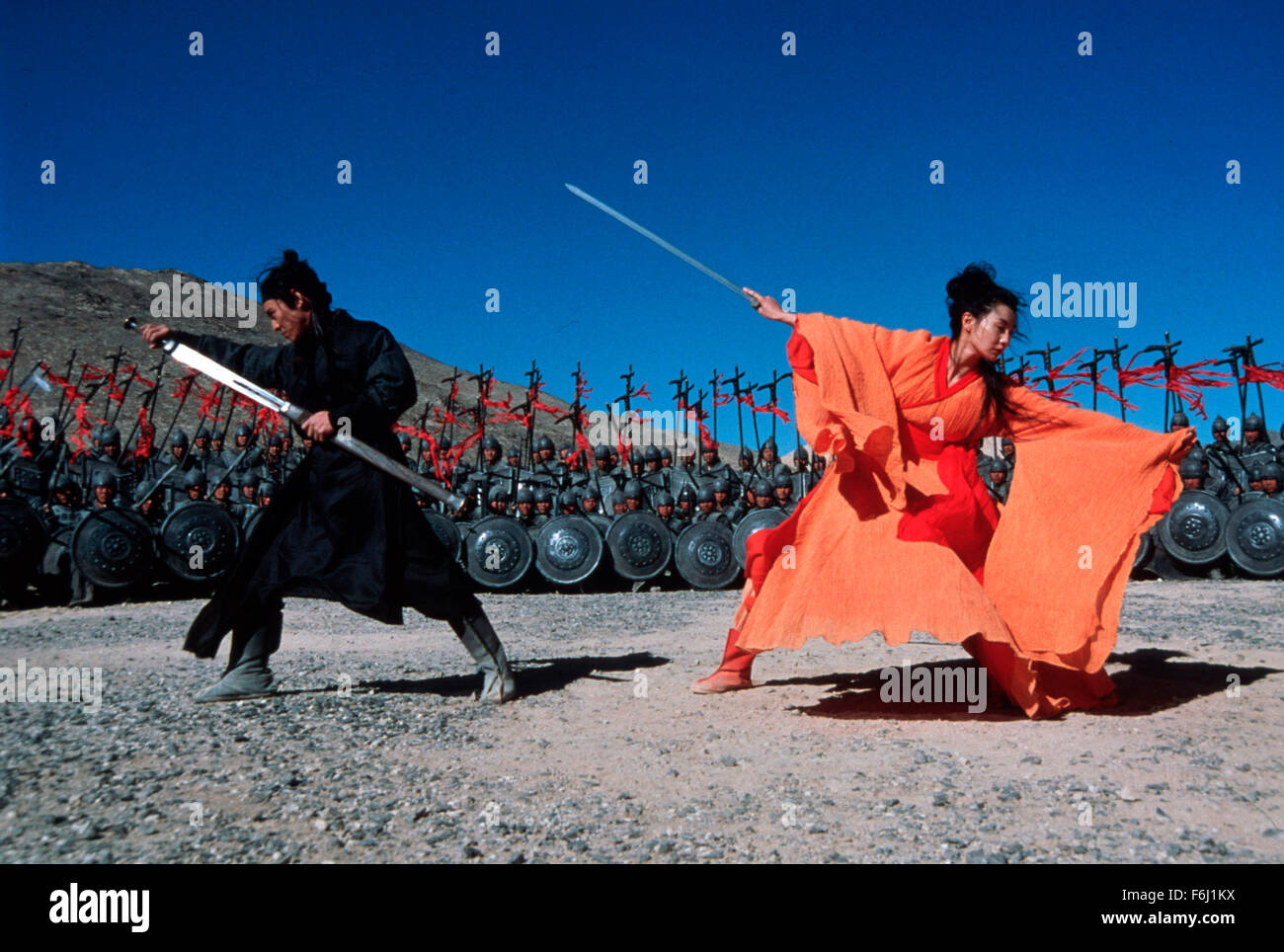 DATE DE SORTIE : 24 octobre 2002. Titre du film : Hero (Ying xiong). STUDIO : Beijing New Picture Film Co.. Résumé : Une série de Rashomon-comme la forme représente l'histoire de flashback d'un homme défait trois assassins qui ont cherché à tuer le plus puissant seigneur en Chine unifiée. Sur la photo : JET LI et Zhang Ziyi star comme Nameless et lune. Banque D'Images