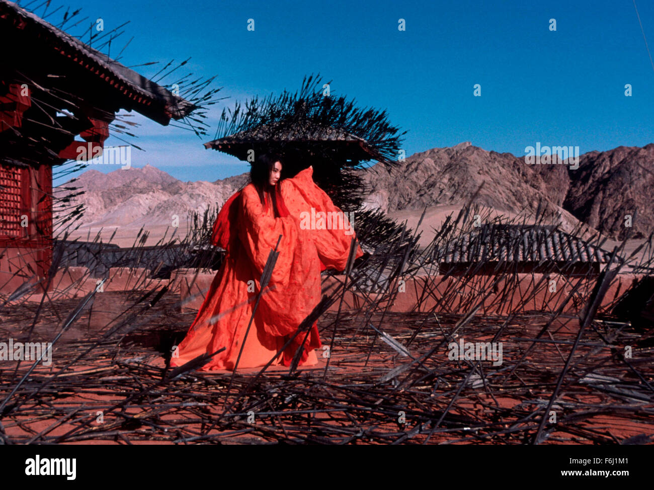 DATE DE SORTIE : 24 octobre 2002. Titre du film : Hero (Ying xiong). STUDIO : Beijing New Picture Film Co.. Résumé : Une série de Rashomon-comme la forme représente l'histoire de flashback d'un homme défait trois assassins qui ont cherché à tuer le plus puissant seigneur en Chine unifiée. Photo : Zhang Ziyi stars comme lune. Banque D'Images