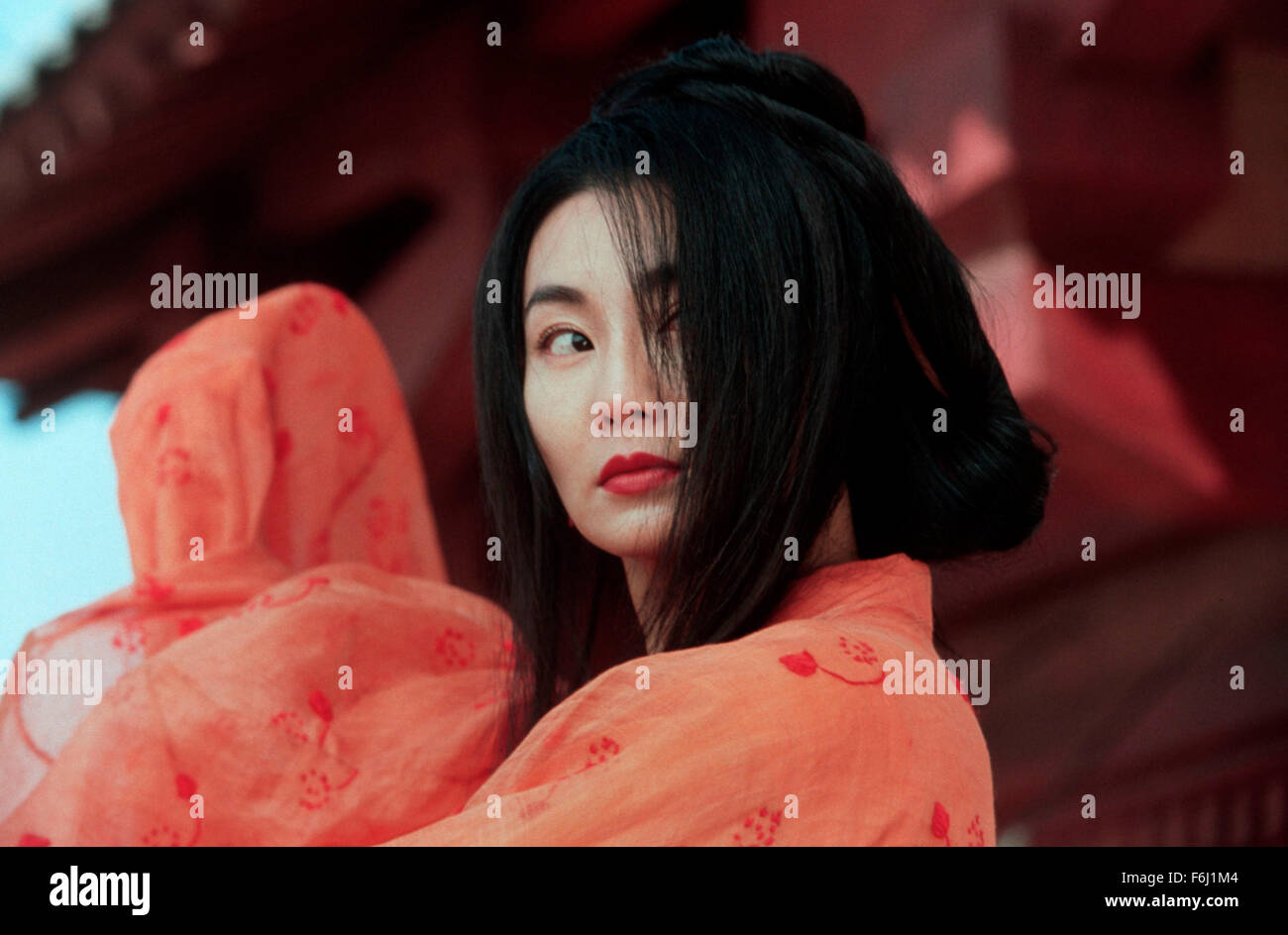 DATE DE SORTIE : 24 octobre 2002. Titre du film : Hero (Ying xiong). STUDIO : Beijing New Picture Film Co.. Résumé : Une série de Rashomon-comme la forme représente l'histoire de flashback d'un homme défait trois assassins qui ont cherché à tuer le plus puissant seigneur en Chine unifiée. Photo : Zhang Ziyi stars comme lune. Banque D'Images