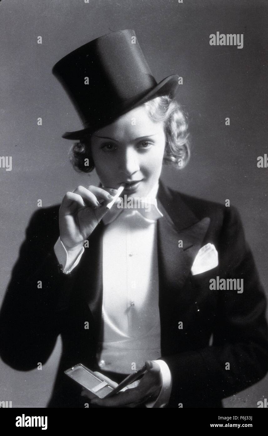 1930, le titre du film : Maroc, Directeur : Josef von Sternberg, Studio : Paramount, Photo : VÊTEMENTS, Marlene Dietrich, hat, fumeurs, TOP, TUXEDO. (Crédit Image : SNAP) Banque D'Images