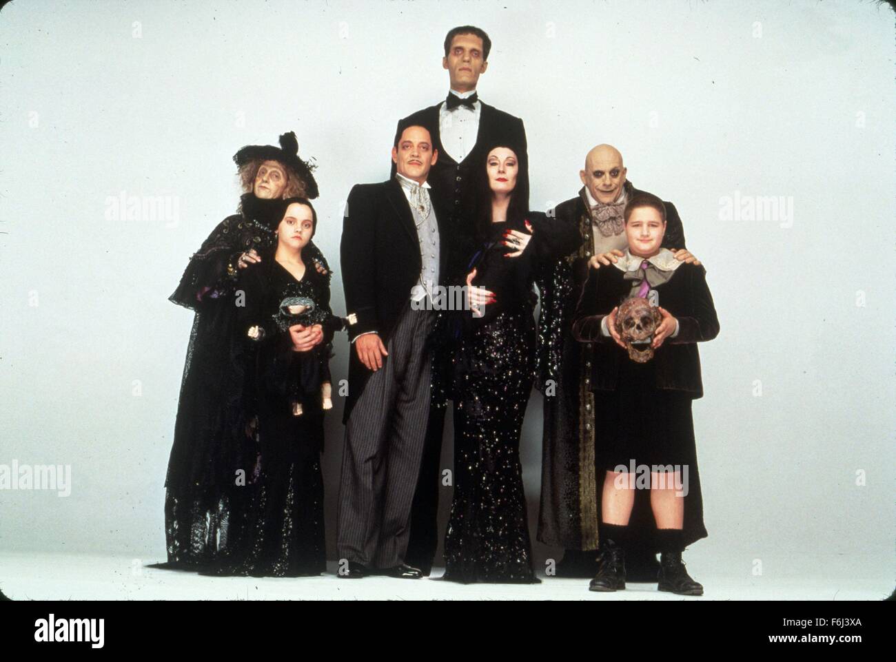 1993, le titre du film : LES VALEURS DE LA FAMILLE ADDAMS, Réalisateur : BARRY SONNENFELD, Studio : Paramount, présenté : ENSEMBLE, ANGÉLICA HUSTON, RAUL JULIA, CAROL KANE, CHRISTOPHER LLOYD, Christina Ricci, BARRY SONNENFELD, CAREL STRUYCKEN. (Crédit Image : SNAP) Banque D'Images