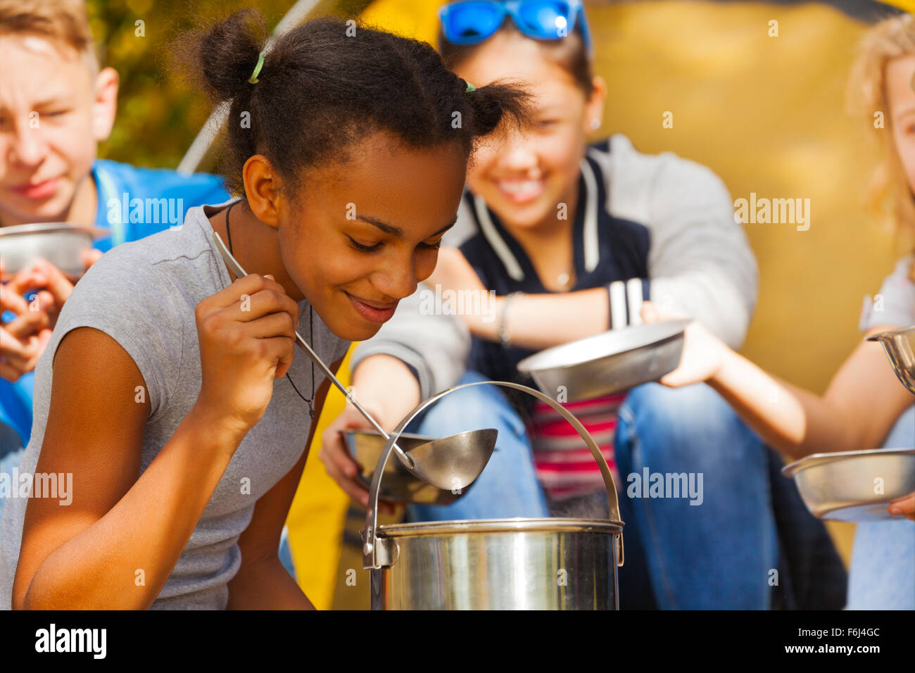 Close-up of African girl soupe cuisine de camping Banque D'Images