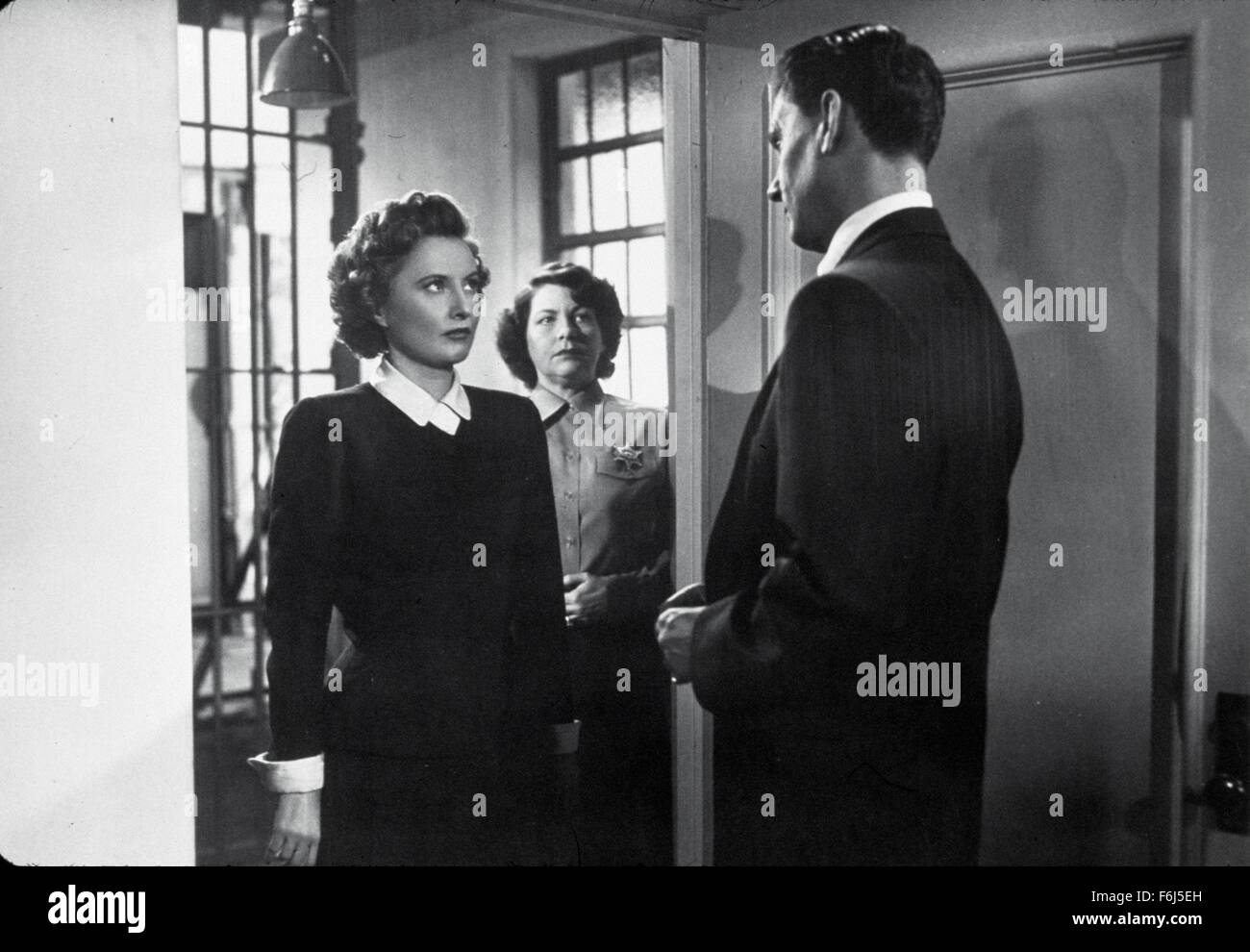 1950, le titre du film : THELMA JORDAN, Directeur : ROBERT SIODMAK, Studio : Paramount, Photo : WENDELL COREY, le crime, LE FILM NOIR, le meurtre (à but lucratif), ROBERT SIODMAK, Barbara Stanwyck, la femme (MAL/moyenne/dangereux). (Crédit Image : SNAP) Banque D'Images