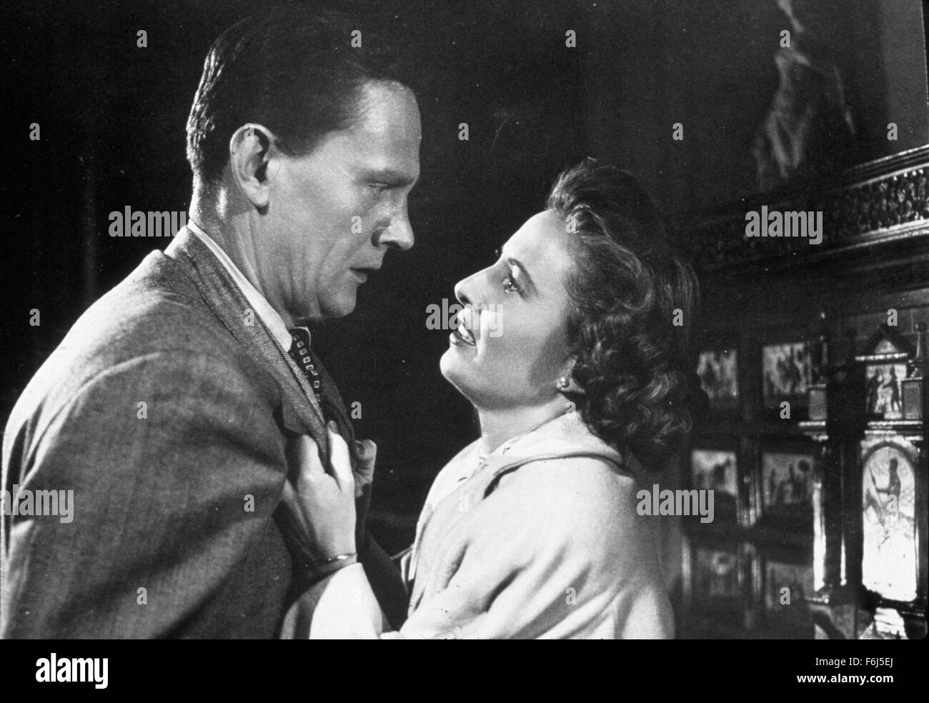 1950, le titre du film : THELMA JORDAN, Directeur : ROBERT SIODMAK, Studio : Paramount, Photo : WENDELL COREY, le crime, LE FILM NOIR, le meurtre (à but lucratif), ROBERT SIODMAK, Barbara Stanwyck, la femme (MAL/moyenne/dangereux). (Crédit Image : SNAP) Banque D'Images