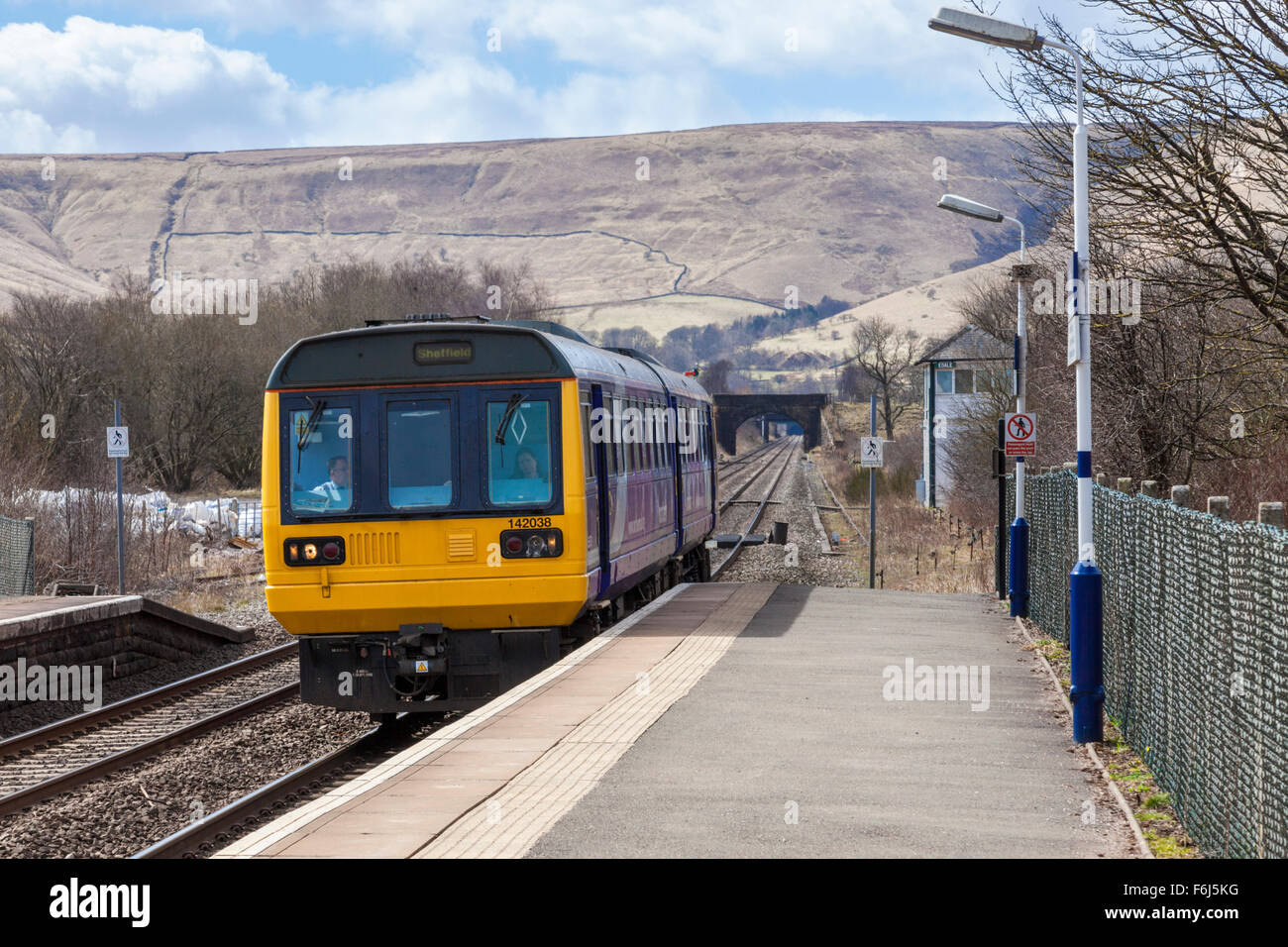 Train du nord à l'approche de la gare rurale d'Edale, Derbyshire, Angleterre, Royaume-Uni Banque D'Images