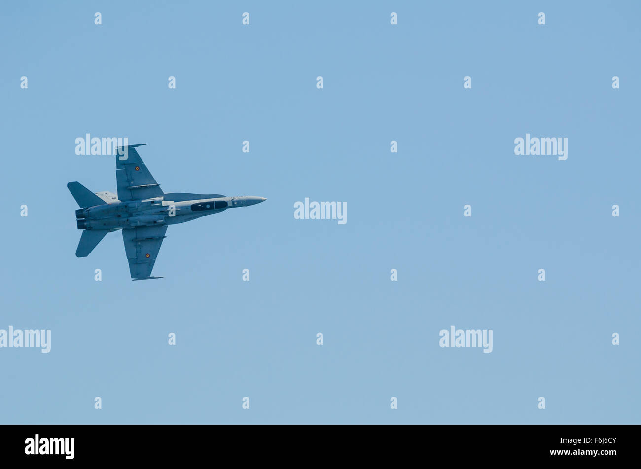 SAN JAVIER, Espagne, 18 octobre 2015 : Haut Débit d'un passe-bas avions F-18 à l'air show célébrant la Patulla Aguila 30t Banque D'Images