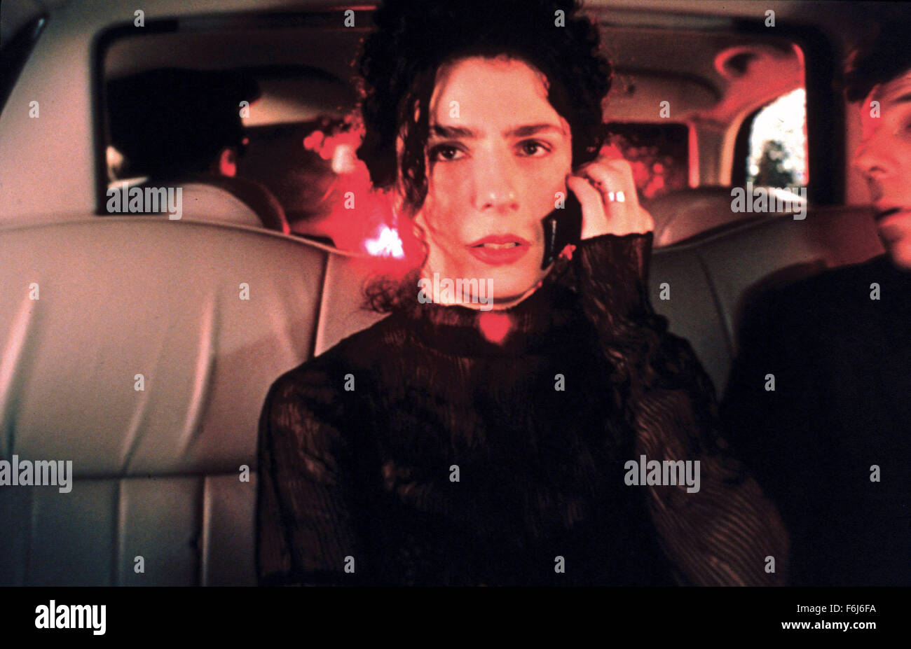 DATE DE SORTIE : Septembre 04, 2002. Titre du film : Ararat. STUDIO : Alliance Atlantis. PLOT : interrogé par un agent des douanes, un jeune homme raconte comment sa vie a été modifié au cours de la réalisation d'un film sur le génocide des Arméniens. Sur la photo : Arsinee Khanjian stars comme Ani. Banque D'Images