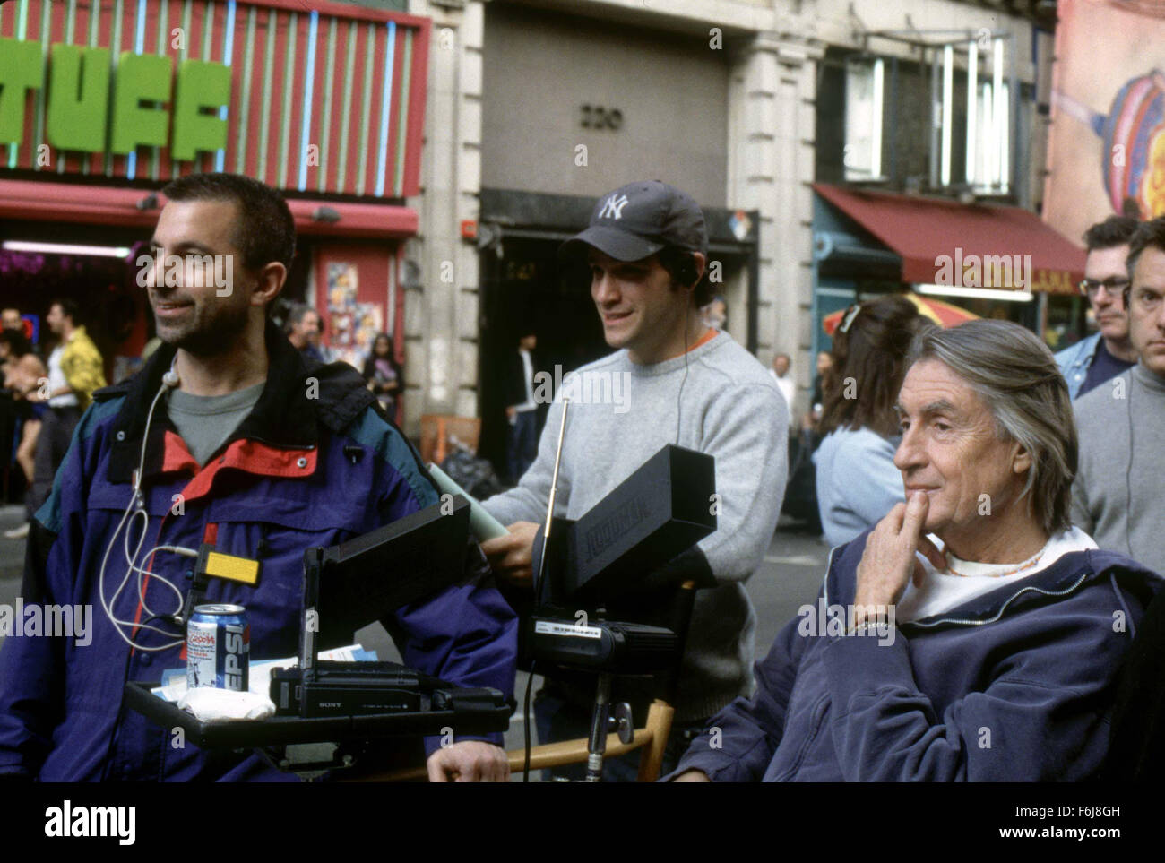 Mar 11, 2003 ; New York, NY, USA ; Directeur JOEL SCHUMACHER sur le tournage de "Phone Booth". Banque D'Images