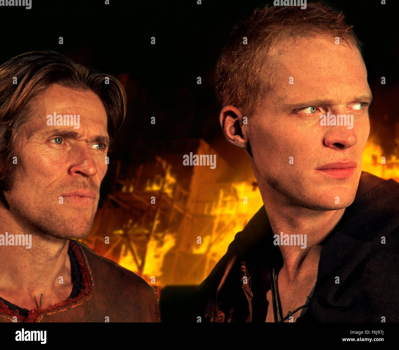 Mar 30, 2003 ; Hollywood, CA, USA ; Image du directeur Paul McGuigan's "The Reckoning" avec Willem Dafoe comme Martin et Paul Bettany comme Nicholas. Banque D'Images