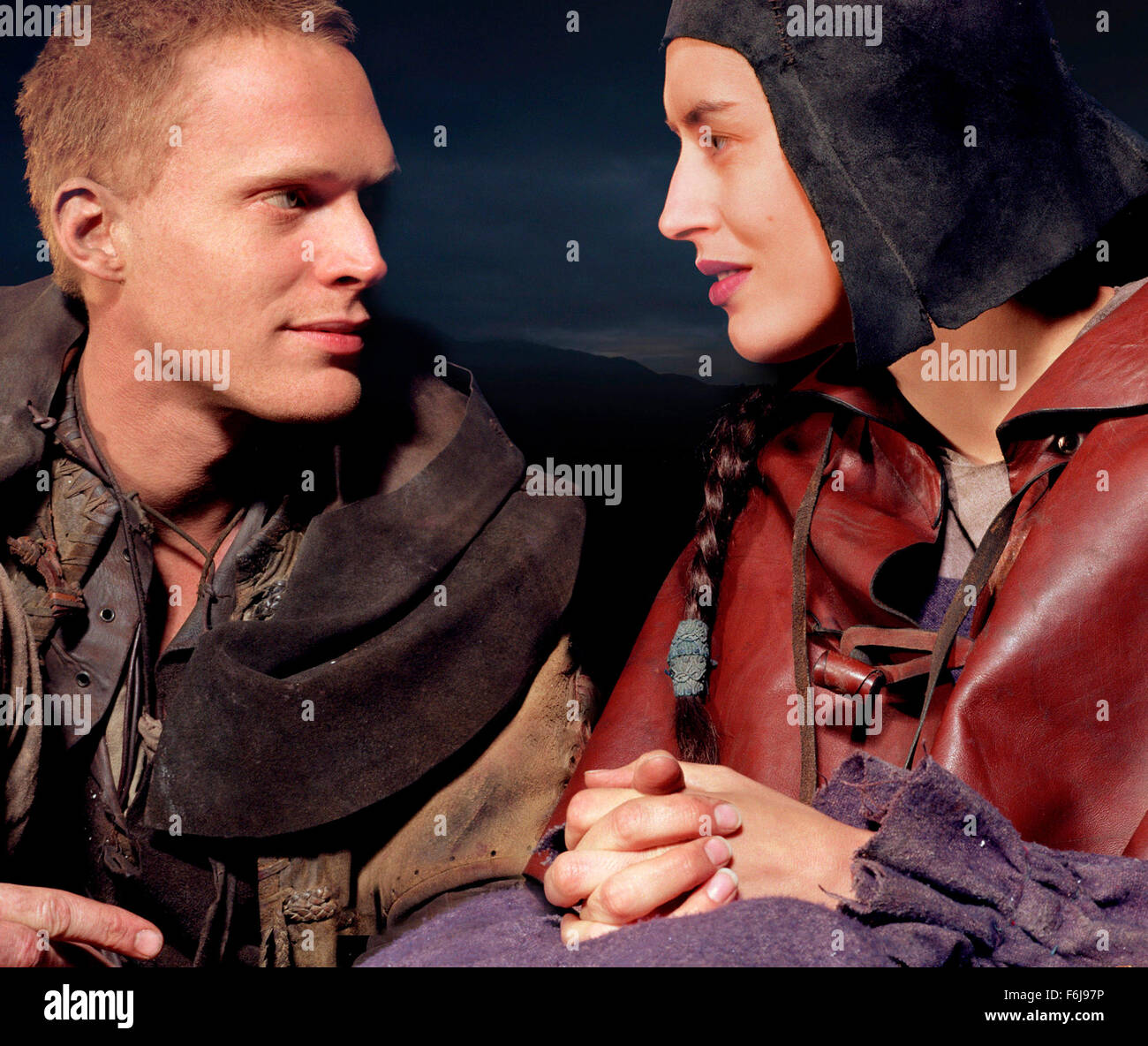 Mar 30, 2003 ; Hollywood, CA, USA ; Image du directeur Paul McGuigan's "The Reckoning" avec Paul Bettany comme Nicholas et GINA MCKEE comme Sarah. Banque D'Images