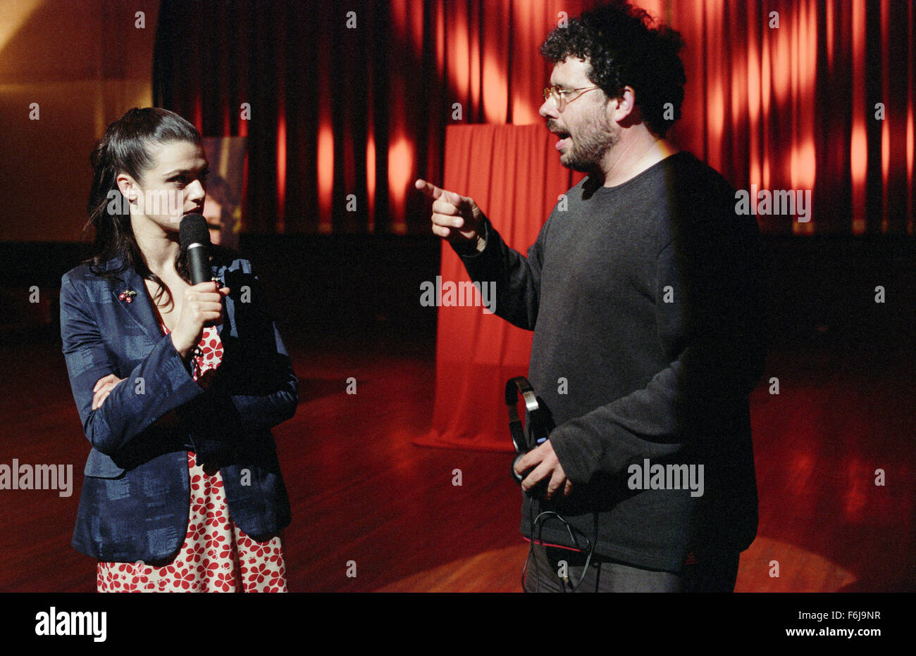 Jan 18, 2003 ; Hollywood, CA, USA ; Rachel Weisz (à gauche) en tant que directeur et Evelyn neil labute sur l'ensemble du drame ''La forme des choses.'' Banque D'Images