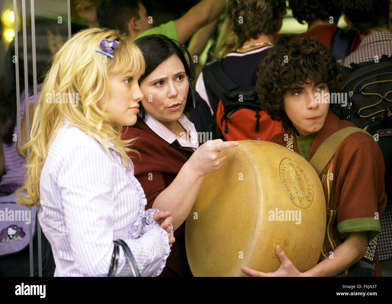 07 mai, 2003 ; Hollywood, CA, USA ; Hilary Duff comme Lizzie McGuire, Alex Borstein que Miss Ungermeyer, et ADAM LAMBERG comme David "Gordo" Gordon dans la famille, la comédie, l'aventure ''Lizzie McGuire Movie'' réalisé par Jim Fall. Banque D'Images