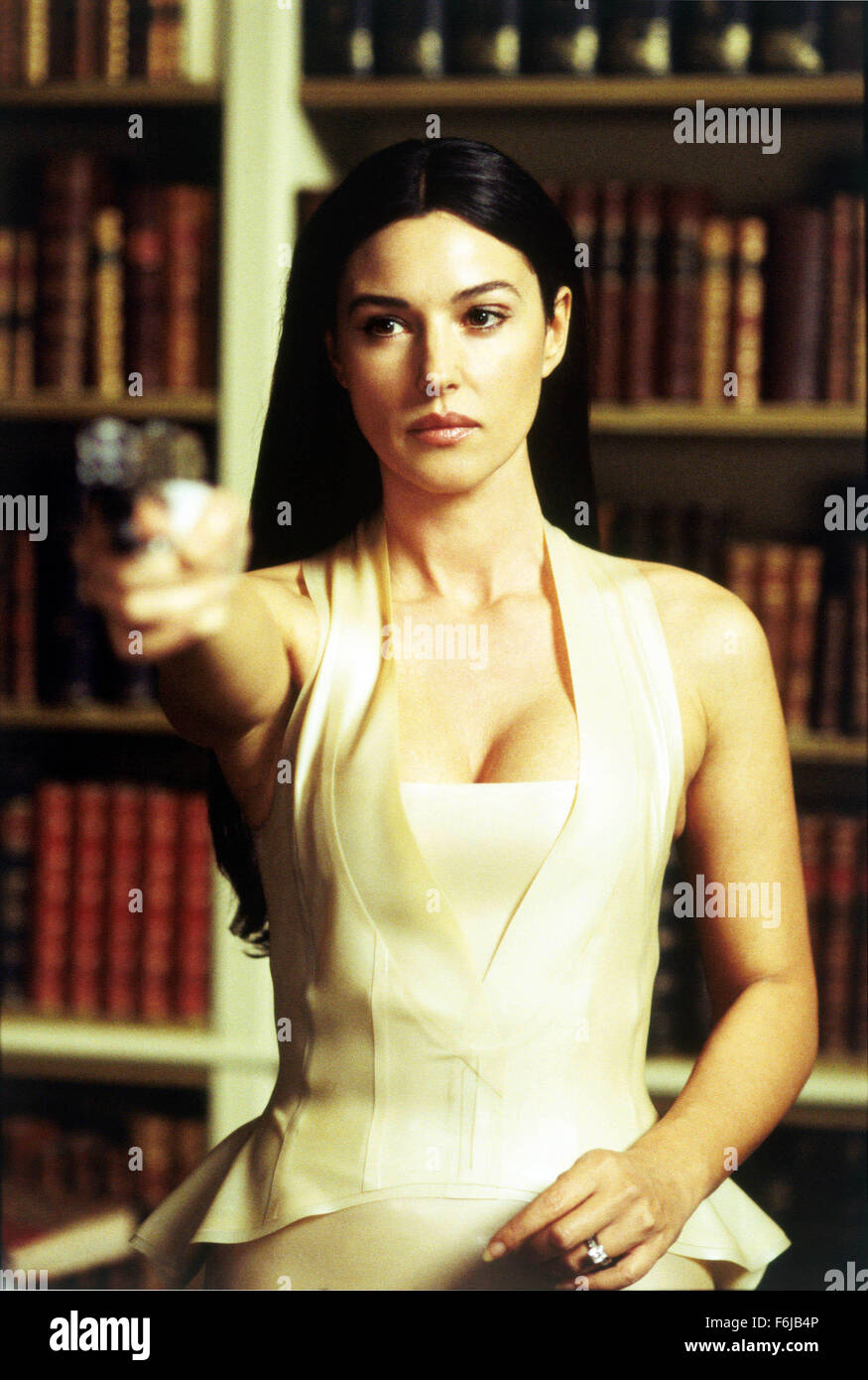 13 mai, 2003 ; Toronto, Ontario, Canada ; Carrie-Anne Moss est dur-amour action hero Trinity, tandis que Monica Bellucci, en haut à droite, et Jada Pinkett, lancez l'aide glam/action facteur dans Matrix Reloaded. Banque D'Images