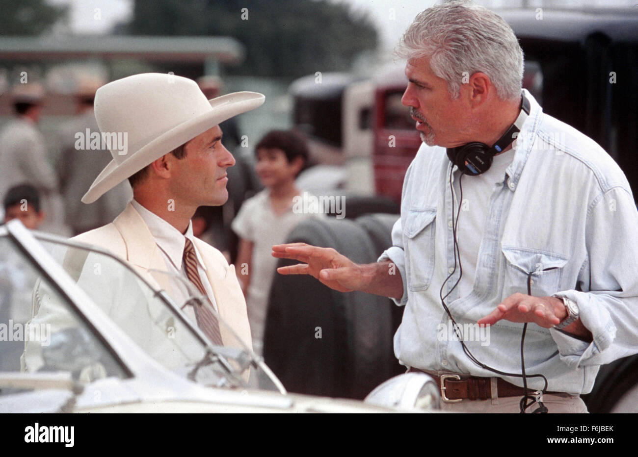 Juillet 22, 2003 ; Hollywood, CA, USA ; GARY STEVENS (gauche) comme Jockey George Woolf et scénariste/réalisateur/producteur GARY ROSS sur l'ensemble du drame ''Seabiscuit''. Banque D'Images