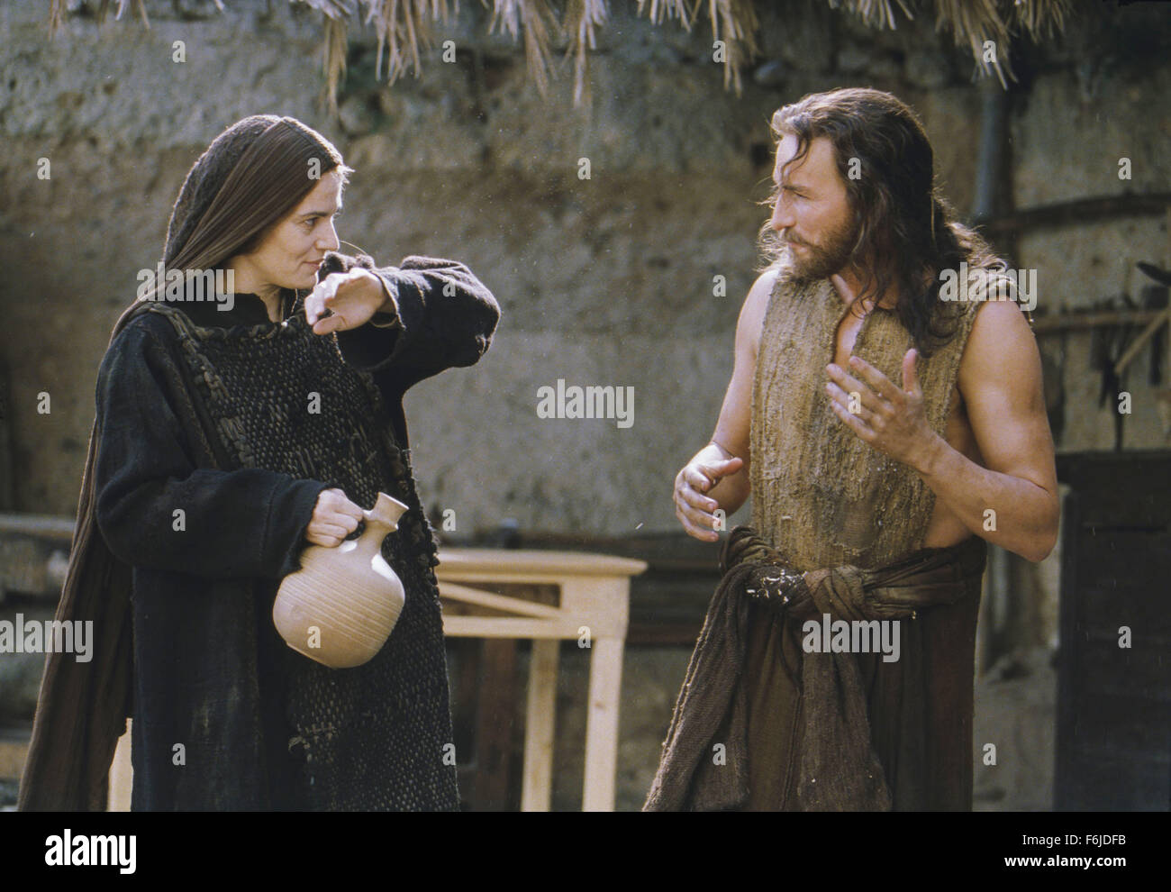 DATE DE SORTIE : Février 25, 2004. Titre du film : La Passion du Christ. STUDIO : Icon Productions. Résumé : une représentation des douze heures dans la vie de Jésus de Nazareth, le jour de sa crucifixion à Jérusalem. L'histoire s'ouvre dans le Jardin des Oliviers où Jésus est allé prier après la dernière Cène. Trahi par Judas Iscariot, le controversé Jésus--qui a effectué des « miracles' et a publiquement annoncé qu'il est "le Fils de Dieu'--est arrêté et repris dans les murs de la ville de Jérusalem. Sur la photo : MAIA MORGENSTERN que Mary et JAMES CAVIEZEL comme Jésus. Banque D'Images