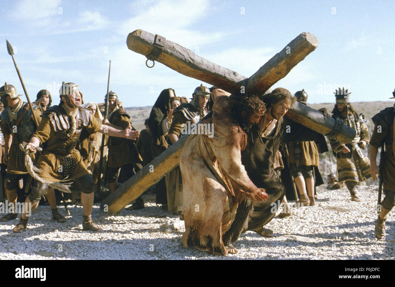 DATE DE SORTIE : Février 25, 2004. Titre du film : La Passion du Christ. STUDIO : Icon Productions. Résumé : une représentation des douze heures dans la vie de Jésus de Nazareth, le jour de sa crucifixion à Jérusalem. L'histoire s'ouvre dans le Jardin des Oliviers où Jésus est allé prier après la dernière Cène. Trahi par Judas Iscariot, le controversé Jésus--qui a effectué des « miracles' et a publiquement annoncé qu'il est "le Fils de Dieu'--est arrêté et repris dans les murs de la ville de Jérusalem. Sur la photo : JARRETH MERZ que Cyrène et JAMES CAVIEZEL comme Jésus. Banque D'Images