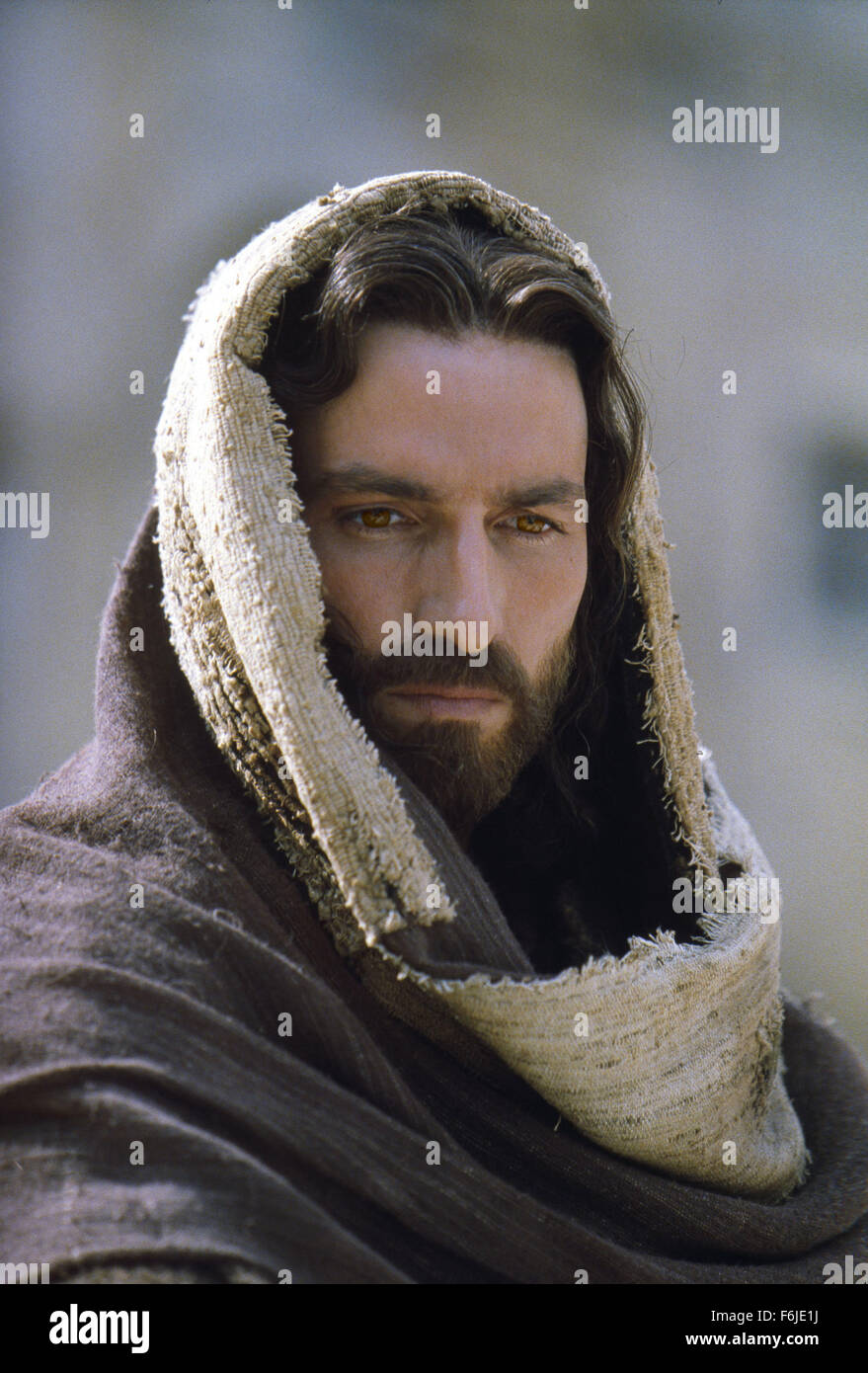 DATE DE SORTIE : Février 25, 2004. Titre du film : La Passion du Christ. STUDIO : Icon Productions. Résumé : une représentation des douze heures dans la vie de Jésus de Nazareth, le jour de sa crucifixion à Jérusalem. L'histoire s'ouvre dans le Jardin des Oliviers où Jésus est allé prier après la dernière Cène. Trahi par Judas Iscariot, le controversé Jésus--qui a effectué des « miracles' et a publiquement annoncé qu'il est "le Fils de Dieu'--est arrêté et repris dans les murs de la ville de Jérusalem. Photo : JAMES CAVIEZEL comme Jésus. Banque D'Images