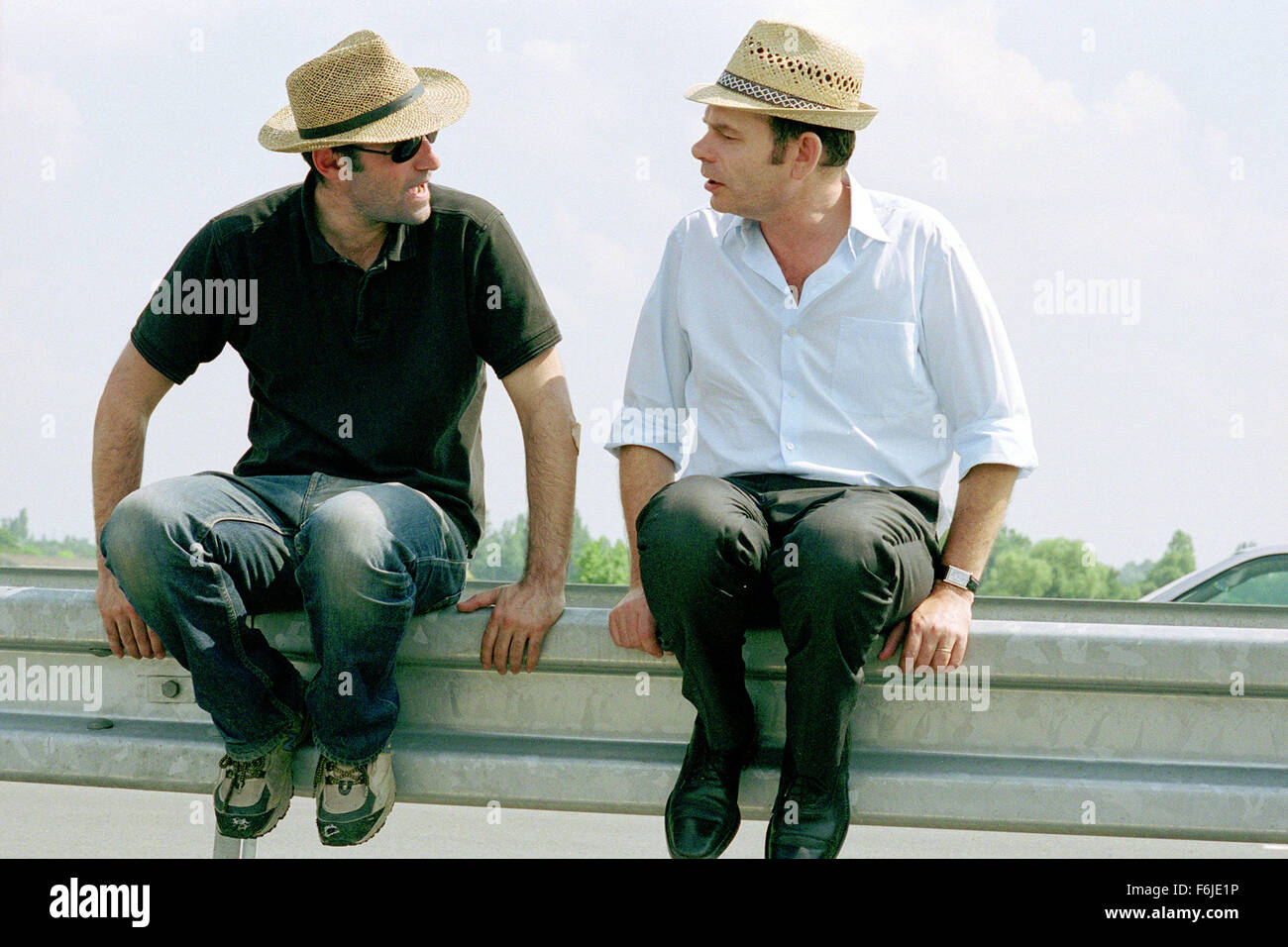 DATE DE SORTIE : Mai 24, 2004. Titre du film : les feux rouges. STUDIO : Gimages. PLOT : Antoine et Hélène de route au sud de la France à retourner leurs enfants d'une colonie de vacances. Le trafic est dense et l'atmosphère plus tendue ; il est un alcoolique et devient de plus en plus ivre le plus souvent ils s'arrêtent. Après une discussion violente, ils partagent et les deux doivent faire face à de grands dangers au cours de la nuit. Directeur de la photo : Cédric Kahn AVEC JEAN-PIERRE DARROUSSIN sur l'ensemble. Banque D'Images