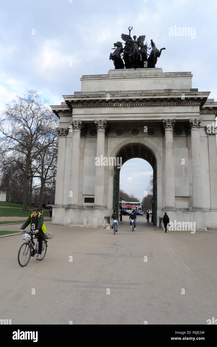 Les cyclistes passent à Marble Arch à Londres, Angleterre - 2015 Banque D'Images