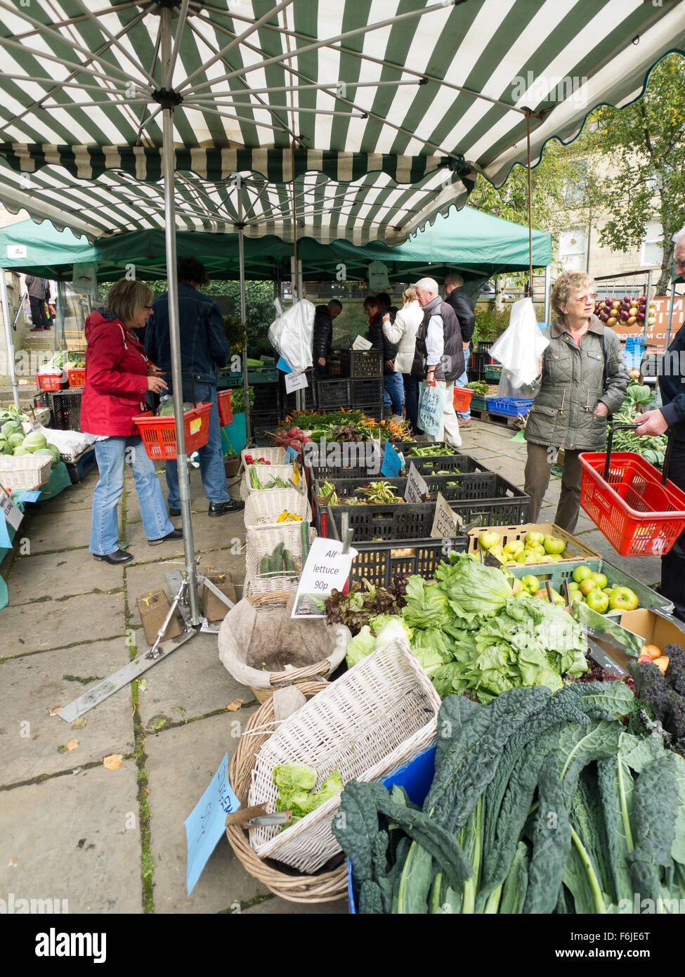 Fruits et légumes à vendre à un marché de producteurs Banque D'Images