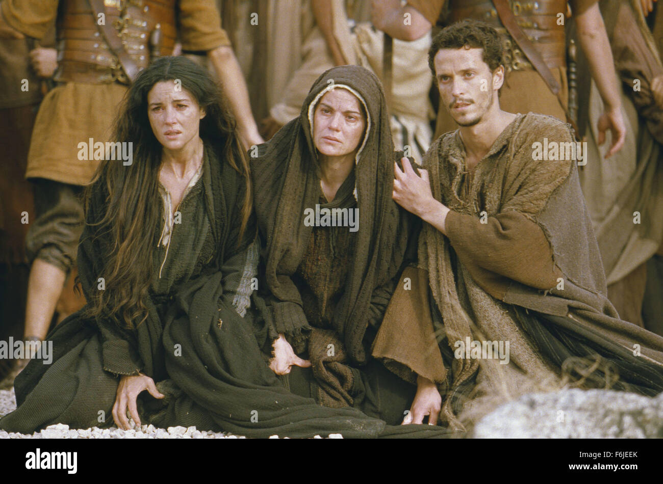 DATE DE SORTIE : Février 25, 2004. Titre du film : La Passion du Christ. STUDIO : Icon Productions. Résumé : une représentation des douze heures dans la vie de Jésus de Nazareth, le jour de sa crucifixion à Jérusalem. L'histoire s'ouvre dans le Jardin des Oliviers où Jésus est allé prier après la dernière Cène. Trahi par Judas Iscariot, le controversé Jésus--qui a effectué des « miracles' et a publiquement annoncé qu'il est "le Fils de Dieu'--est arrêté et repris dans les murs de la ville de Jérusalem. Photo : Monica Bellucci que Madeleine, MAIA MORGENSTERN comme Mary et HRISTO JIVKOV comme J Banque D'Images