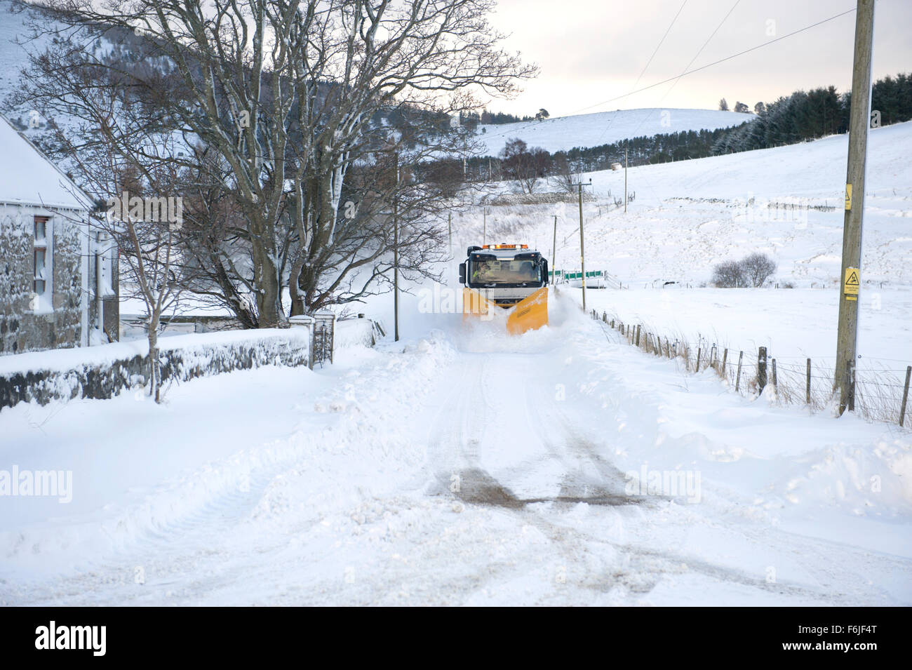 Un conseil de l'Aberdeenshire, chasse-neige se bat son chemin à travers la nuit dérives dans Glenbuchat Ecosse Banque D'Images