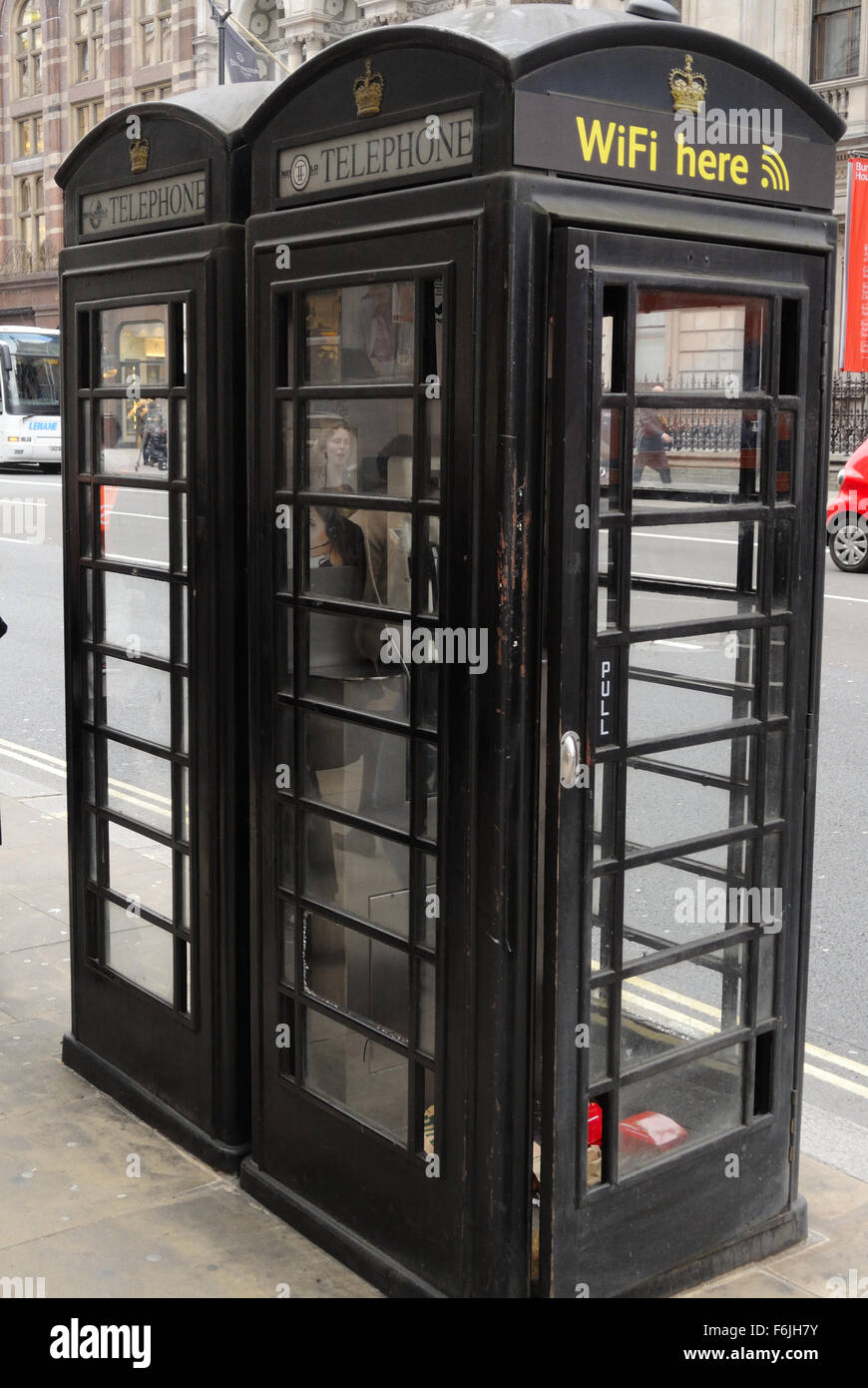Une connexion Wi-Fi gratuite offrant des boîtes de téléphone noir - Piccadilly, Londres, Angleterre, Royaume-Uni - 2015 Banque D'Images