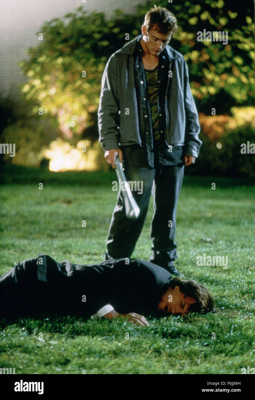 DATE DE SORTIE : Janvier 23, 2004. Titre du film : l'effet papillon. STUDIO : BenderSpink. Résumé : Un jeune homme bloque les souvenirs d'événements significatifs de sa vie. Comme il grandit, il trouve un moyen de se rappeler ces souvenirs perdus et d'une manière surnaturelle à changer sa vie. Sur la photo : ASHTON KUTCHER comme Evan Treborn et WILLIAM LEE SCOTT comme Tommy Miller. Banque D'Images