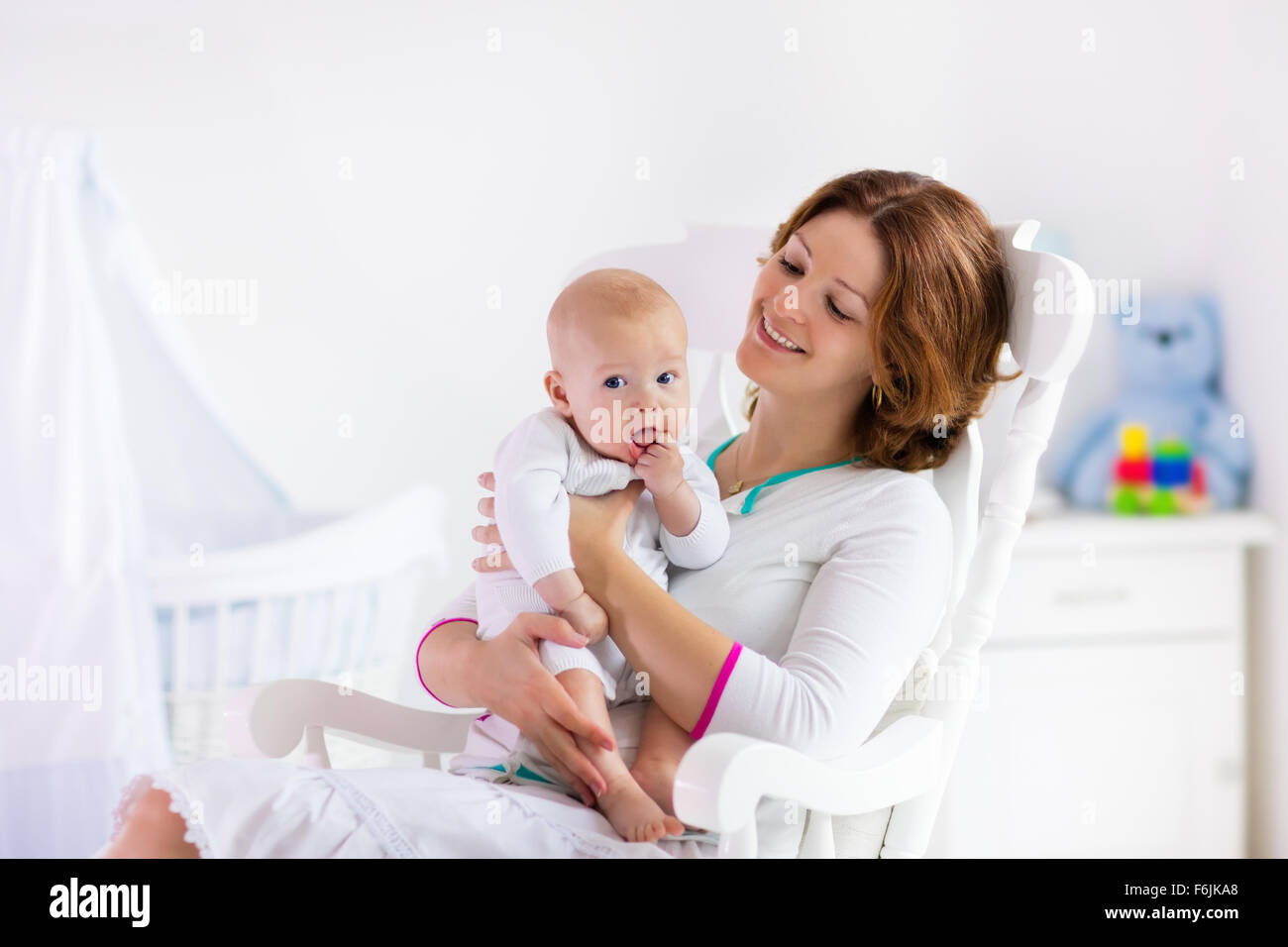 Jeune Mere Tenant Son Enfant Nouveau Ne Maman Bebe Femme Et Nouveau Ne Garcon Dans Chambre Blanche Avec Rocking Chair Photo Stock Alamy Jeune Mere Tenant Son Enfant Nouveau Ne Maman Bebe Femme Et Nouveau Ne Garcon Dans Chambre Blanche Avec Rocking Chair Photo Stock Alamy