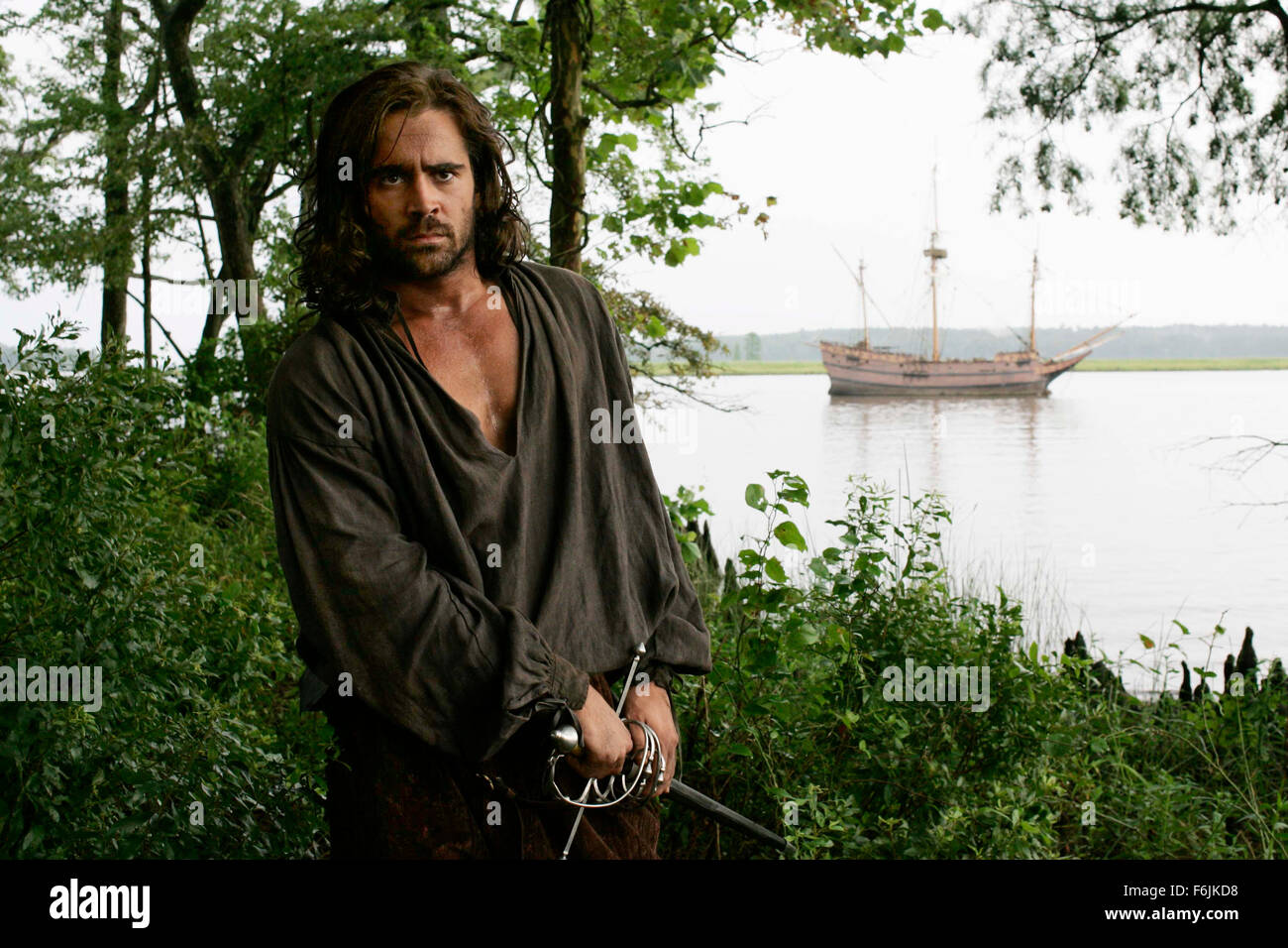 DATE DE SORTIE : Janvier 20, 2006. Titre du film : le Nouveau Monde. STUDIO : New Line Cinema. Résumé : Le Capitaine Smith est ménagé sa peine suspendue mutines après le capitaine du navire arrive à Newport en 1607 de fonder une colonie anglaise, de Jamestown en Virginie. Au départ, l'environnement, qui n'ont pas de concept de propriété personnelle, tourner après le vol d'un "hostile" est "punis" violemment sur le champ. Sur la photo : Colin Farrell étoiles comme le Capitaine John Smith. Banque D'Images