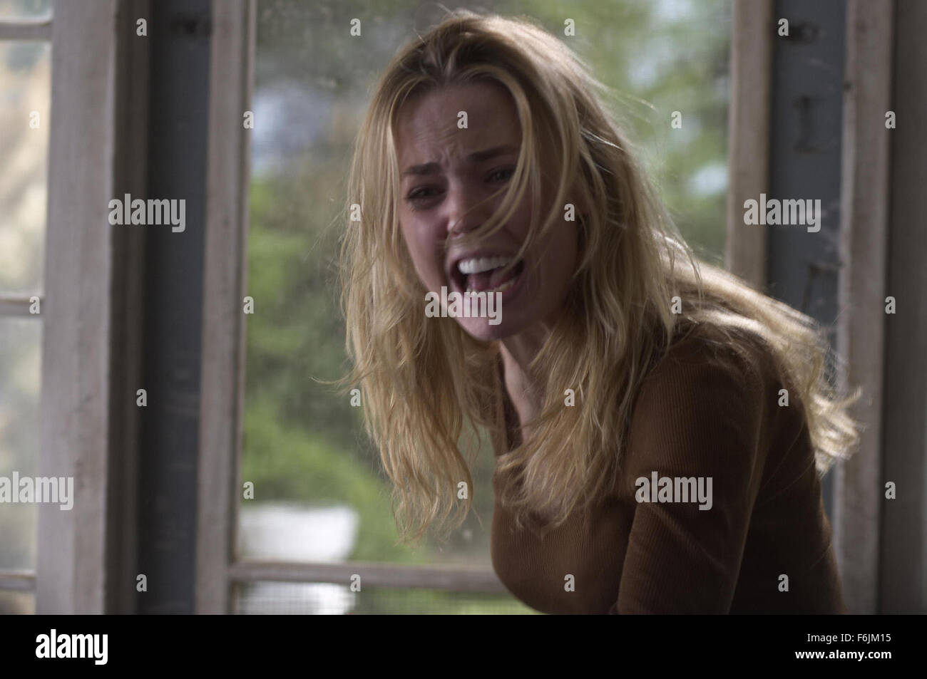 DATE DE SORTIE : Avril 15, 2005. Titre du film : Amityville Horror. STUDIO : MGM. Résumé : George et Kathy Lutz et ses trois enfants emménagent dans une maison qui a été le lieu d'un meurtre horrible d'un an avant. Ils décident de garder la maison et essayer de maintenir l'horreur dans le passé. C'est jusqu'à ce que, George commence à se comporter bizarrement et leur fille, Chelsea commence à voir des gens. Ce qui suit est de 28 jours de terreur pour la famille. Sur la photo : MELISSA GEORGE comme Kathy Lutz. Banque D'Images