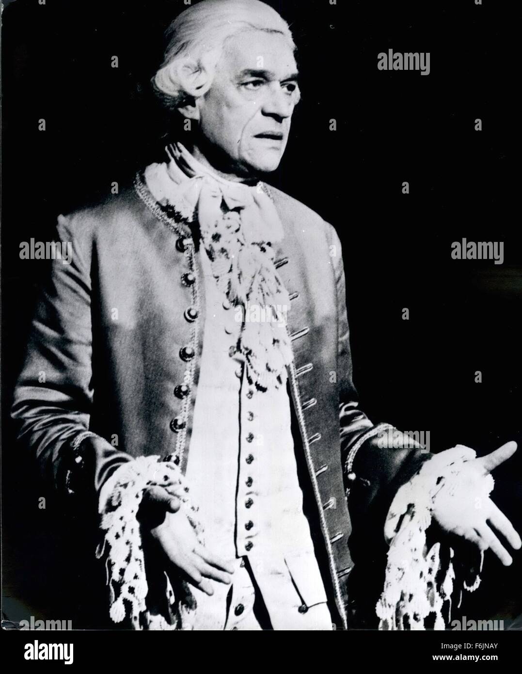 Janvier 1980 - Paul Scofield dans Amadeus à l'Olivier Theatre Le Théâtre National de la production de Peter Shaffer s nouveau jouer Amadeus à l'Olivier Theatre, South Bank, Londres. Réalisé par Peter Hall à la conception et à l'éclairage par John Bury, la musique de Mozart et Salieri. Montre Photo : Paul Scofield qui prend la partie d'Antonio Salieri dans le jeu. © Keystone Photos USA/ZUMAPRESS.com/Alamy Live News Banque D'Images
