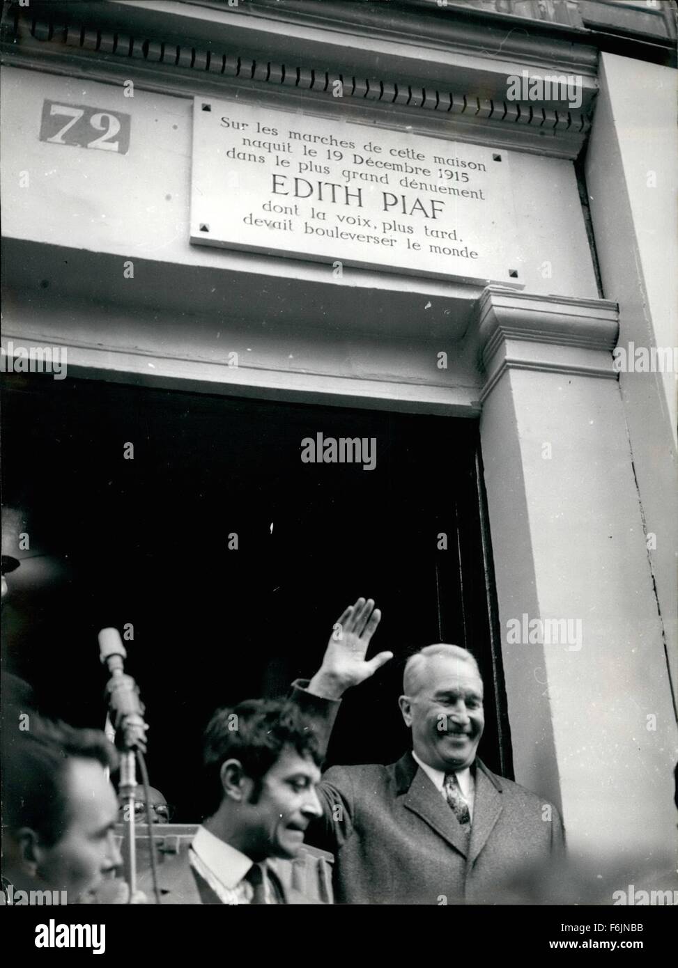 1963 - Edith Piaf plaque commémorative dévoilée : une plaque commémorative sur la maison où Edith Piaf est née en décembre 1815 a été dévoilée par Maurice Chevalier à Belleville (Paris) hier. Phot montre Maurice Chevalier forme et souriant après dévoilement de la tablette. © Keystone Photos USA/ZUMAPRESS.com/Alamy Live News Banque D'Images