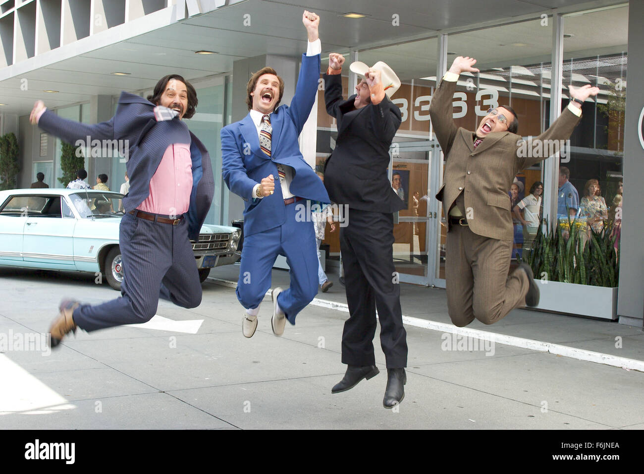 27 juil., 2004 ; Hollywood, Californie, USA ; (de gauche à droite) Brian Fantana (Paul Rudd), Ron Burgundy (Will Ferrell), le champ Type (David Koechner) et de briques Tamland (Steve Carell) célébrer la San DiegoA s top-rated actualités l'équipe de DreamWorks comédie PicturesA Présentateur : LA LÉGENDE DE RON BURGUNDY. Banque D'Images