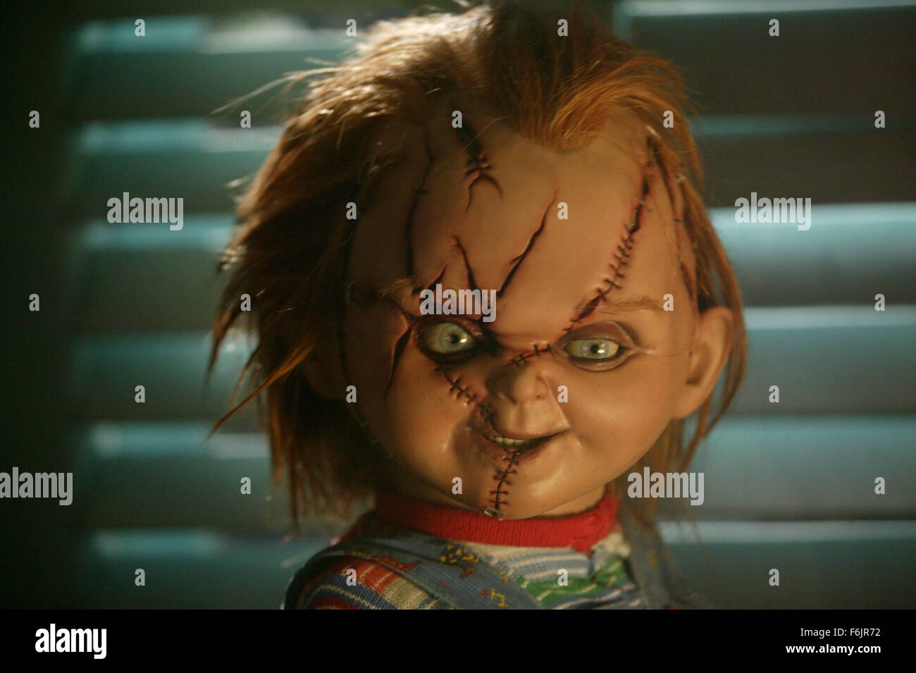 DATE DE SORTIE : Novembre 12, 2004. Titre du film : Seed of Chucky. STUDIO : Rogue Pictures. Résumé : Le tueur doll est de retour ! Glen, l'orphelin doll progéniture de l'irrépressible devilish-doll-venir-à-vie Chucky et son épouse tout aussi tordu Tiffany. Lorsque la production commence sur un film détaillant la légende urbaine de ses parents, exploits mortelle des chefs Glen pour Hollywood où il apporte ses parents assoiffés de retour d'entre les morts. Sur la photo : . Banque D'Images