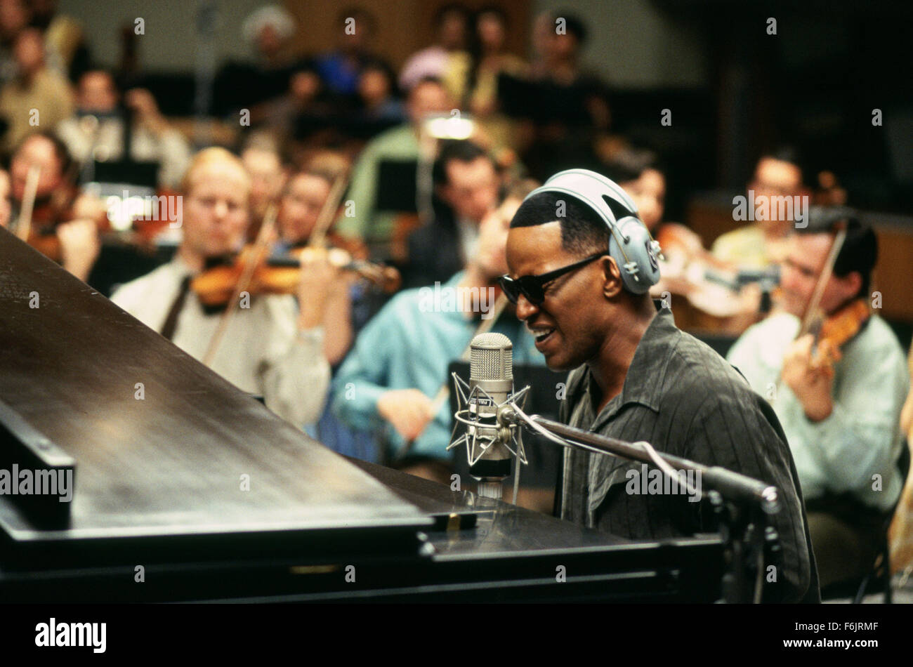 14 Oct 2004 : Los Angeles, CA, USA ; acteur Jamie Foxx étoile que Ray Charles dans l'Universal Pictures histoire de la vie du légendaire chanteur de blues Ray Charles dans "Ray". Banque D'Images