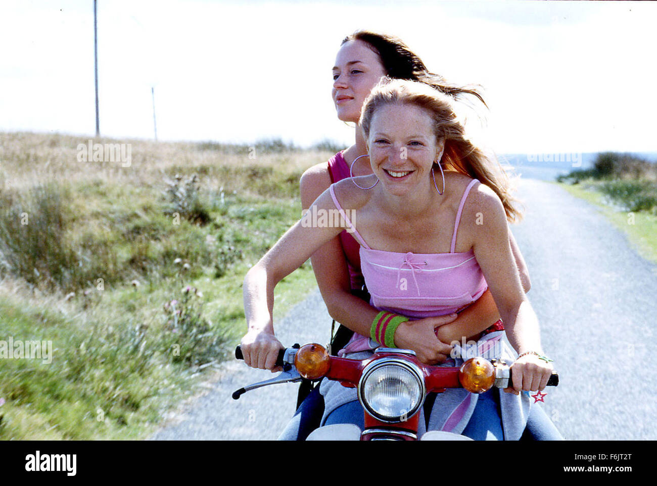 DATE DE SORTIE : 20 mai 2005. Titre du film : Mon été de l'amour. STUDIO : BBC Films. Résumé : Dans la campagne du Yorkshire, de garçon manqué Mona (presse) répond à l'exotique, pampered Tasmin (Blunt). Au cours de la saison estivale, les deux jeunes femmes découvrent qu'ils ont beaucoup à apprendre les uns les autres, et beaucoup d'explorer ensemble. Sur la photo : Nathalie appuyez sur étoile comme Mona et EMILY BLUNT comme Tamsin. Banque D'Images DATE DE SORTIE : 20 mai 2005. Titre du film : Mon été de l'amour. STUDIO : BBC Films. Résumé : Dans la campagne du Yorkshire, de garçon manqué Mona (presse) répond à l'exotique, pampered Tasmin (Blunt). Au cours de la saison estivale, les deux jeunes femmes découvrent qu'ils ont beaucoup à apprendre les uns les autres, et beaucoup d'explorer ensemble. Sur la photo : Nathalie appuyez sur étoile comme Mona et EMILY BLUNT comme Tamsin. Banque D'Images