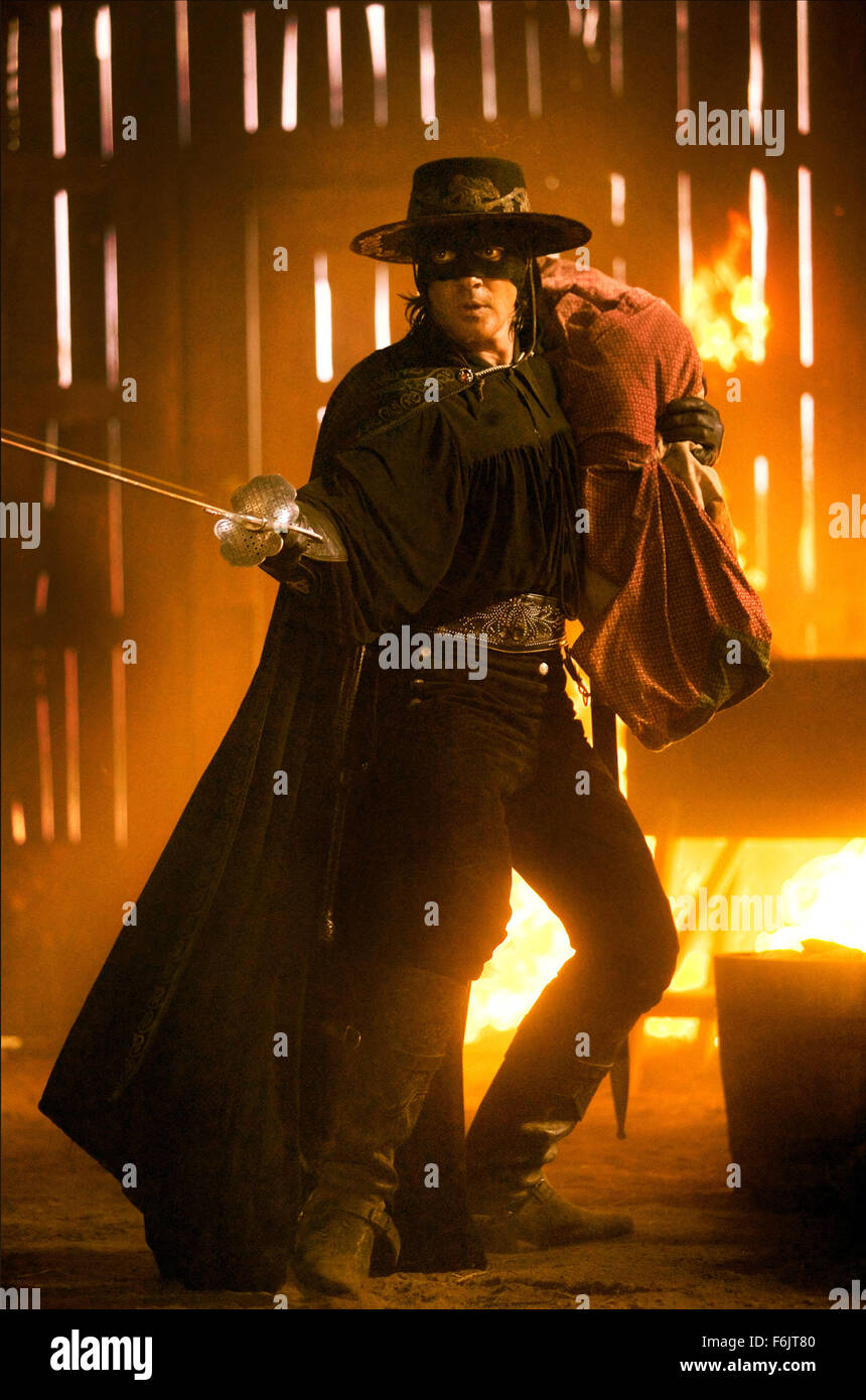 DATE DE SORTIE : Octobre 28, 2005. Titre de film : La Légende de Zorro. STUDIO : Columbia Pictures. Résumé : Le légendaire Zorro va au loin sur une autre aventure de protéger l'avenir de la Californie et de ses citoyens. Cette fois, il lutte contre les méchants avec l'aide de sa belle épouse, Elena, et leur jeune fils précoce, Joaquin. Alejandro De LaVega est déchiré entre deux mondes : sa vie comme Zorro et sa vie comme un homme de famille. Après une fois de plus, Alejandro brise sa promesse d'arrêter de porter le masque, Elena le quitte, et commence bientôt voir Armand, un comte français hautain. Mais une mystérieuse explosion dans la d Banque D'Images