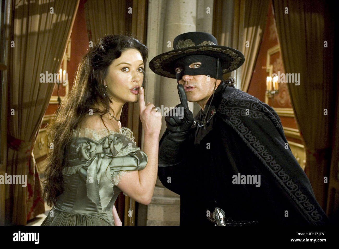 DATE DE SORTIE : Octobre 28, 2005. Titre de film : La Légende de Zorro. STUDIO : Columbia Pictures. Résumé : Le légendaire Zorro va au loin sur une autre aventure de protéger l'avenir de la Californie et de ses citoyens. Cette fois, il lutte contre les méchants avec l'aide de sa belle épouse, Elena, et leur jeune fils précoce, Joaquin. Alejandro De LaVega est déchiré entre deux mondes : sa vie comme Zorro et sa vie comme un homme de famille. Après une fois de plus, Alejandro brise sa promesse d'arrêter de porter le masque, Elena le quitte, et commence bientôt voir Armand, un comte français hautain. Mais une mystérieuse explosion dans la d Banque D'Images