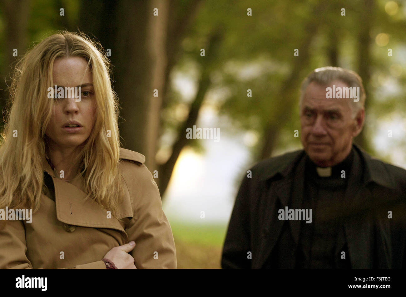 DATE DE SORTIE : 15 avril 2005 TITRE DU FILM : the guilty STUDIO : MGM RÉSUMÉ : George et Kathy Lutz et ses trois enfants emménagent dans une maison qui a été le lieu d'un meurtre horrible d'un an avant. Ils décident de garder la maison et essayer de maintenir l'horreur dans le passé. C'est jusqu'à ce que, George commence à se comporter bizarrement et leur fille, Chelsea commence à voir des gens. Ce qui suit est de 28 jours de terreur pour la famille. Réalisé par Andrew Douglas. Sur la photo : MELISSA GEORGE comme Kathy Lutz et PHILIP BAKER HALL comme père McNamara. (Crédit Image : c MGM/photos/ Banque D'Images