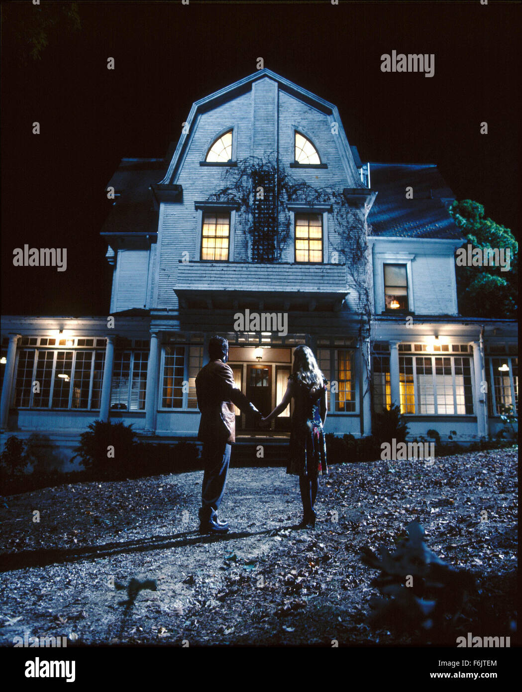 DATE DE SORTIE : 15 avril 2005 TITRE DU FILM : the guilty STUDIO : MGM RÉSUMÉ : George et Kathy Lutz et ses trois enfants emménagent dans une maison qui a été le lieu d'un meurtre horrible d'un an avant. Ils décident de garder la maison et essayer de maintenir l'horreur dans le passé. C'est jusqu'à ce que, George commence à se comporter bizarrement et leur fille, Chelsea commence à voir des gens. Ce qui suit est de 28 jours de terreur pour la famille. Réalisé par Andrew Douglas. Sur la photo : RYAN REYNOLDS comme George Lutz et MELISSA GEORGE comme Kathy Lutz. (Crédit Image : c MGM/photos) Banque D'Images